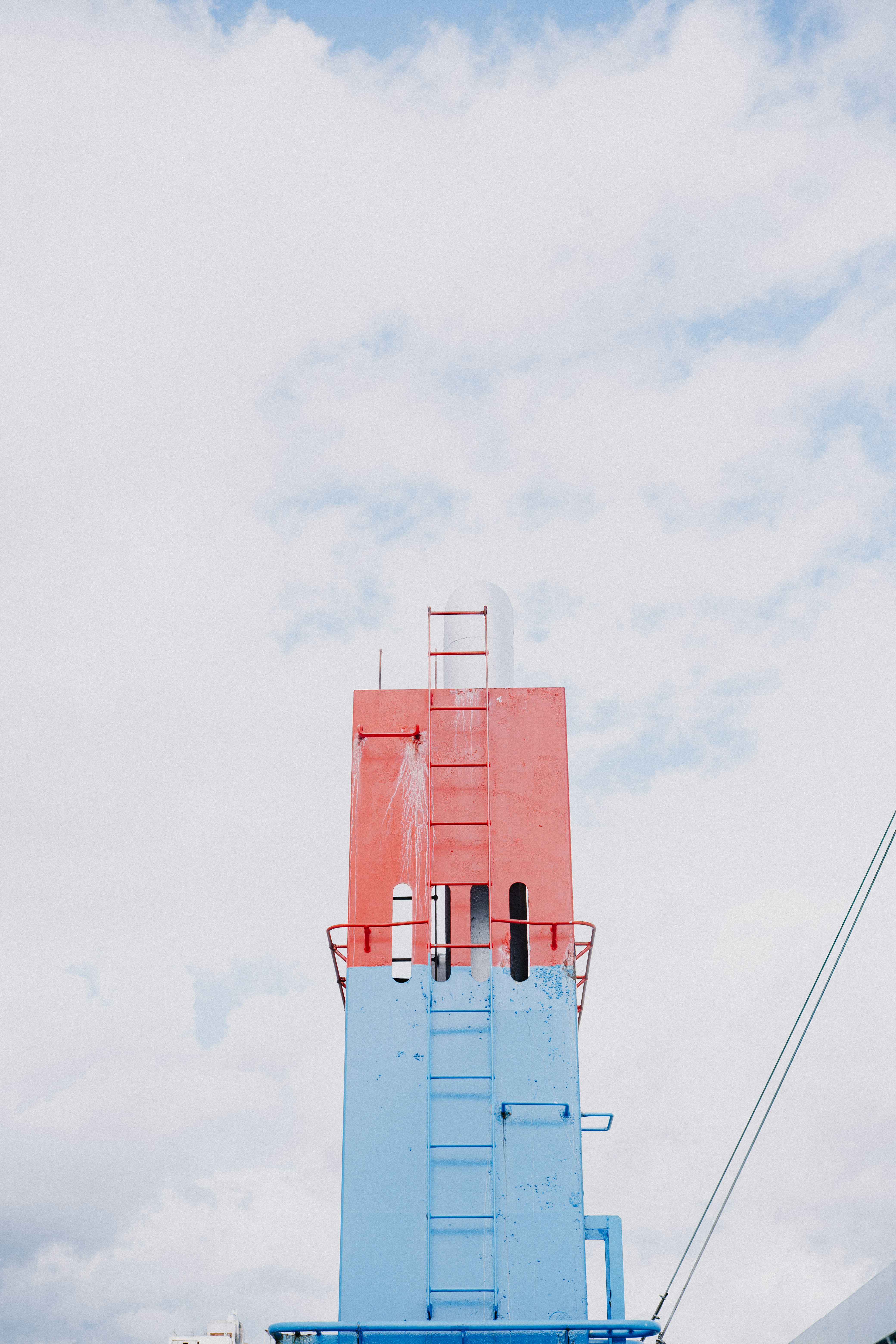Estructura roja y azul contra un cielo nublado