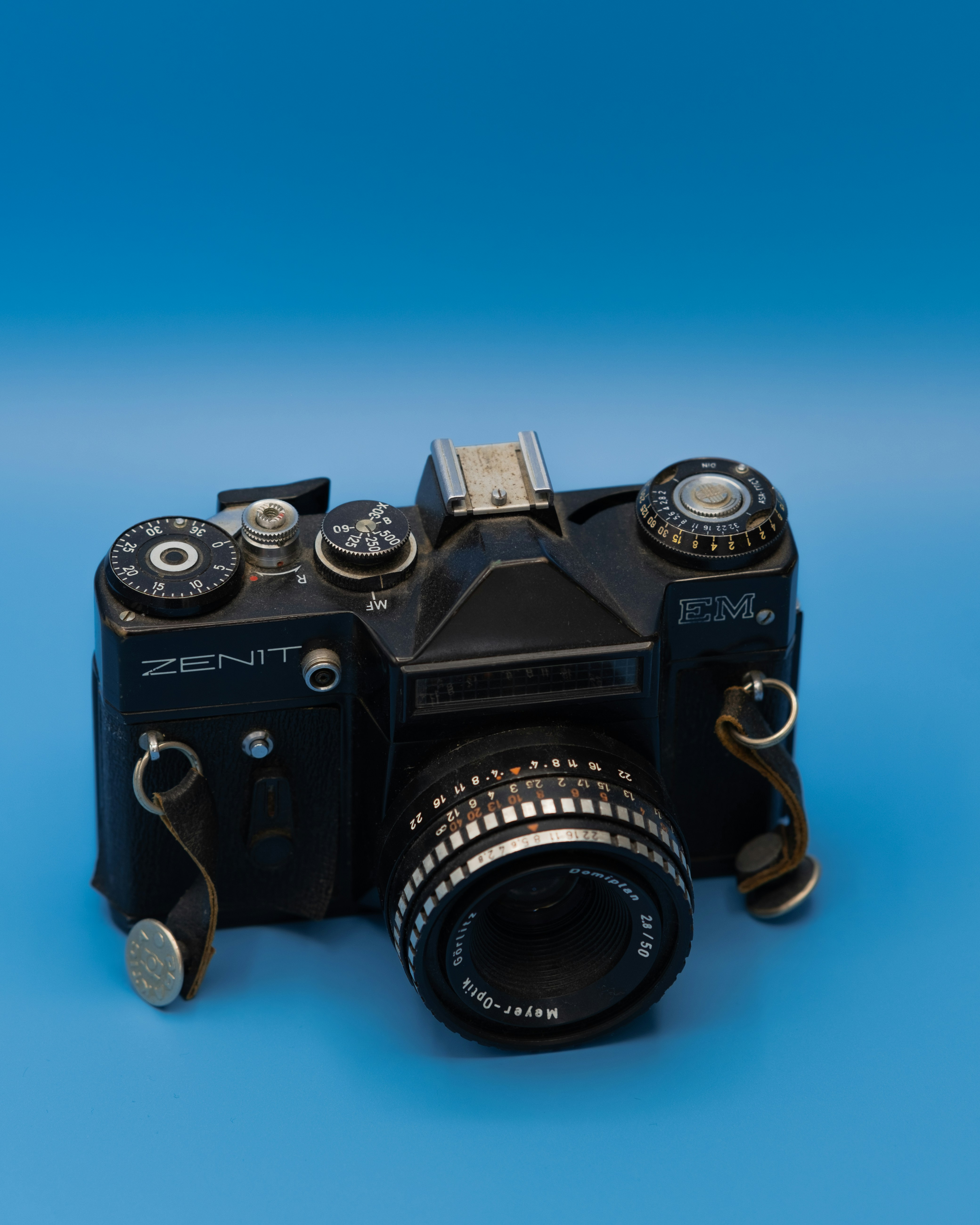 Eine vintage schwarze Zenit-Kamera auf blauem Hintergrund