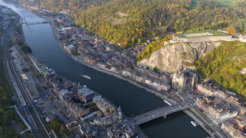 Vallée de la Meuse vue du ciel, ville resserrée entre les versants boisés