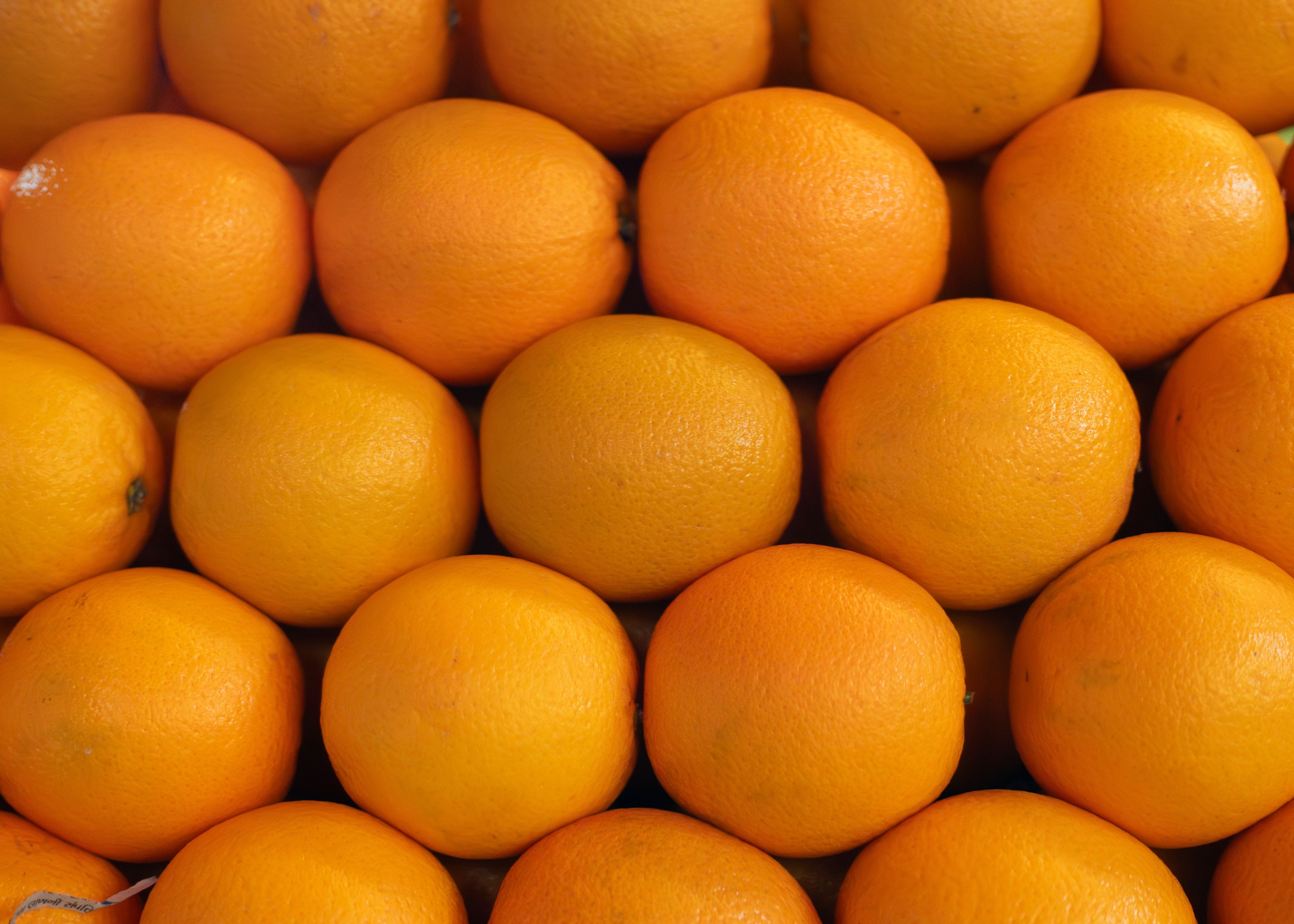 Uma pilha de laranjas frescas e maduras empilhadas cuidadosamente.