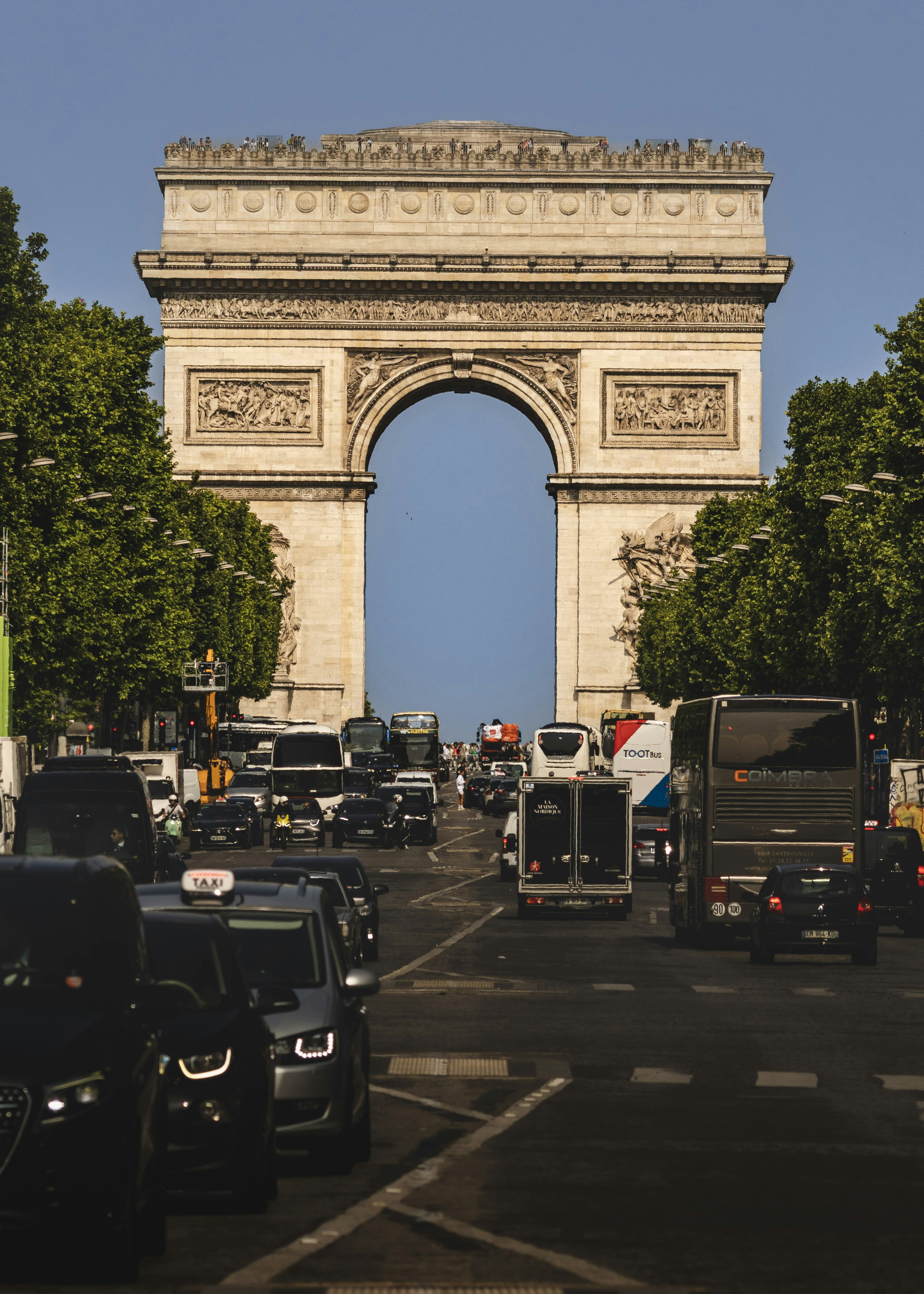 Arco de triunfo con tráfico en los campos de los Elíseos