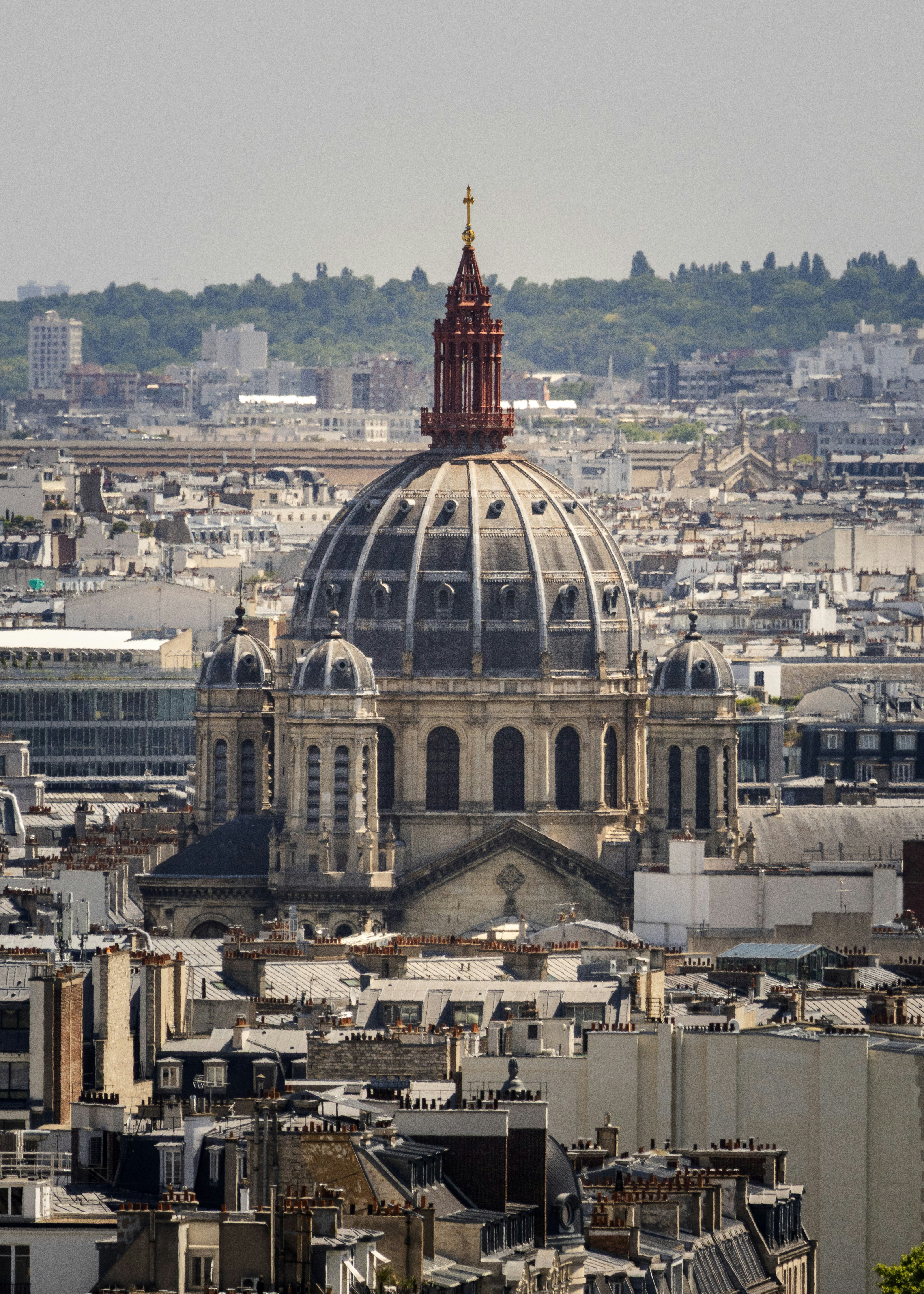 Cúpula de un gran edificio con vistas a una ciudad.