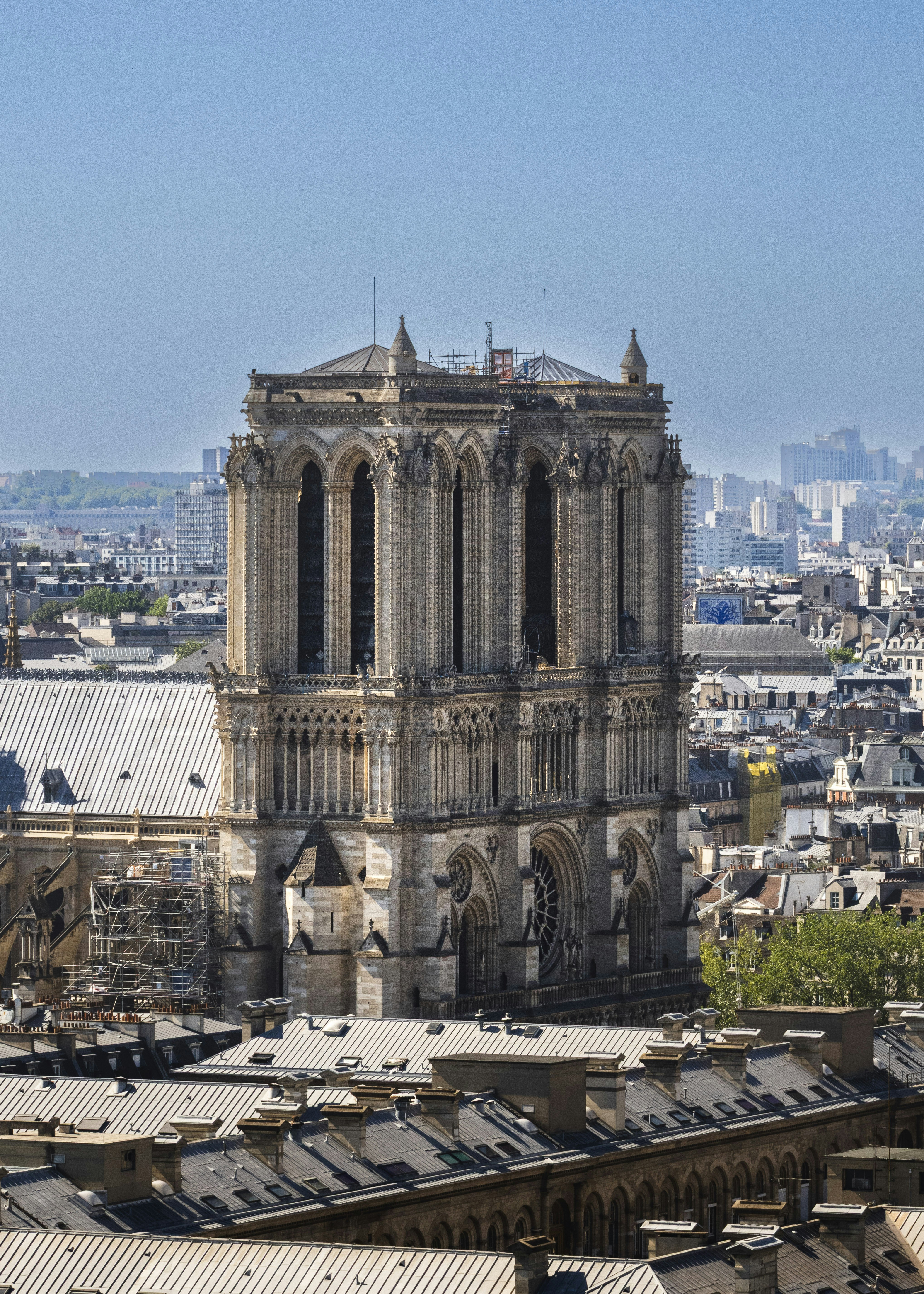 La catedral de Notre Dame se alza contra un cielo azul.