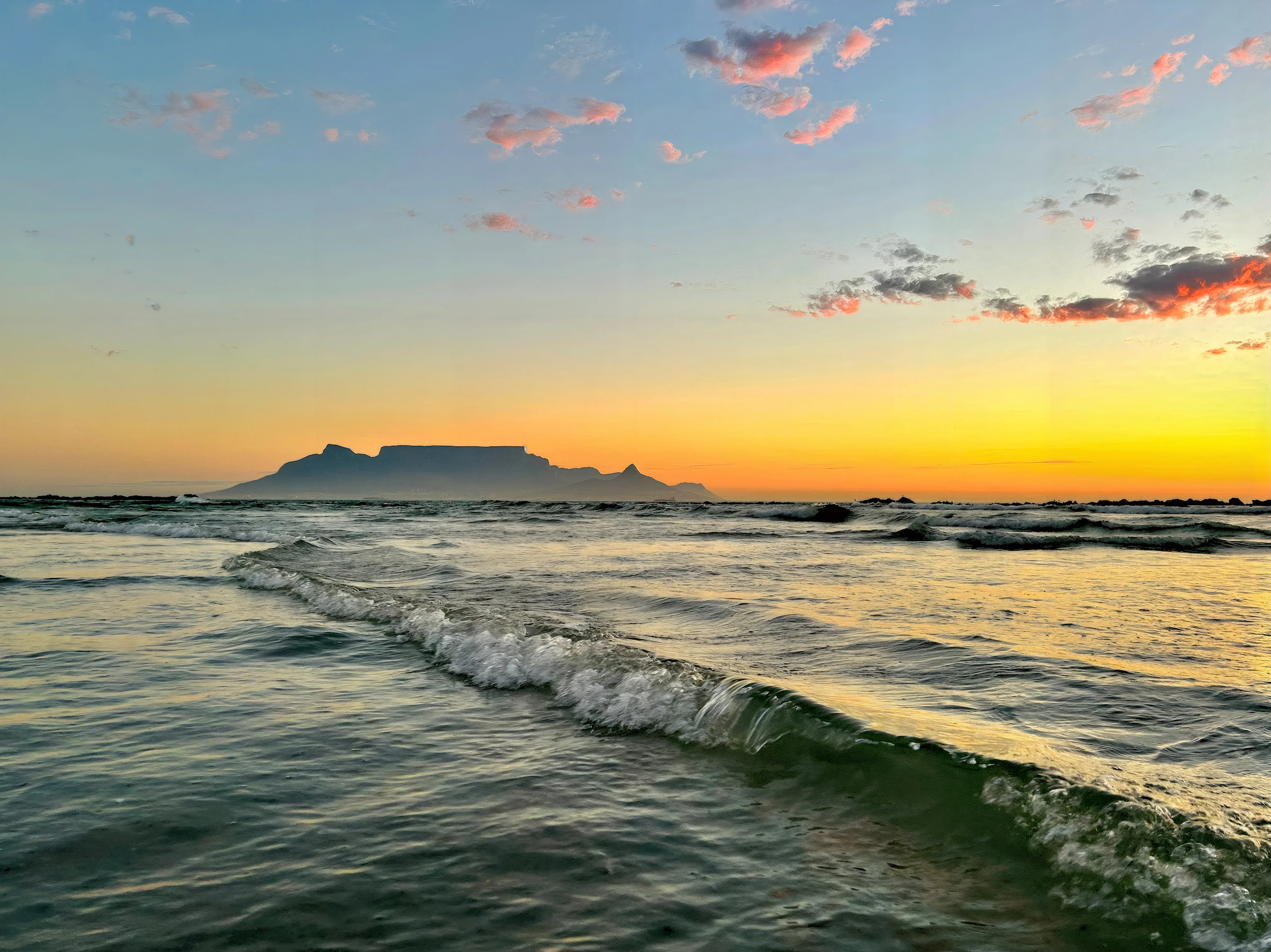 Table Mountain vue depuis l'océan au coucher du soleil