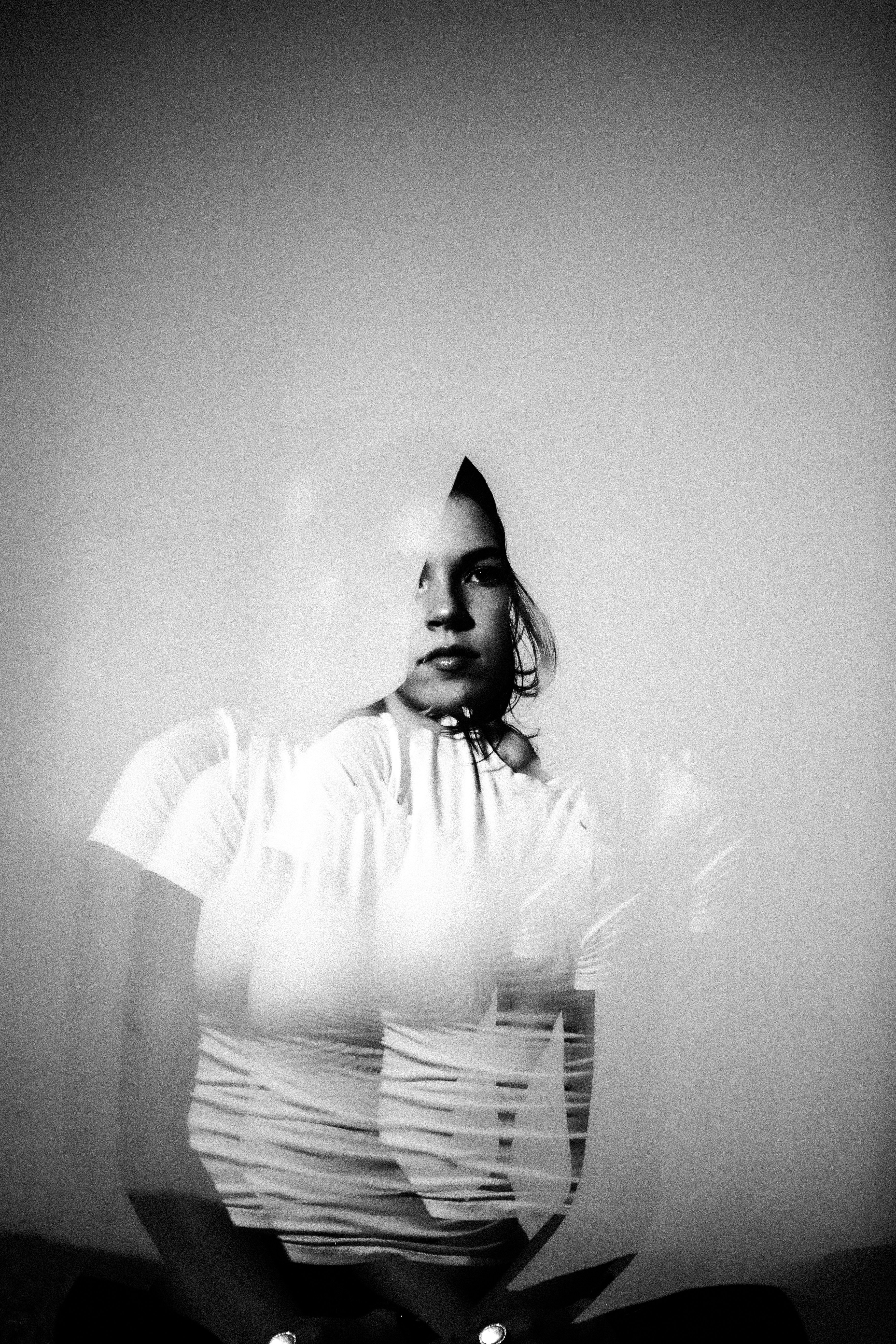 Un portrait abstrait en noir et blanc d’une femme.