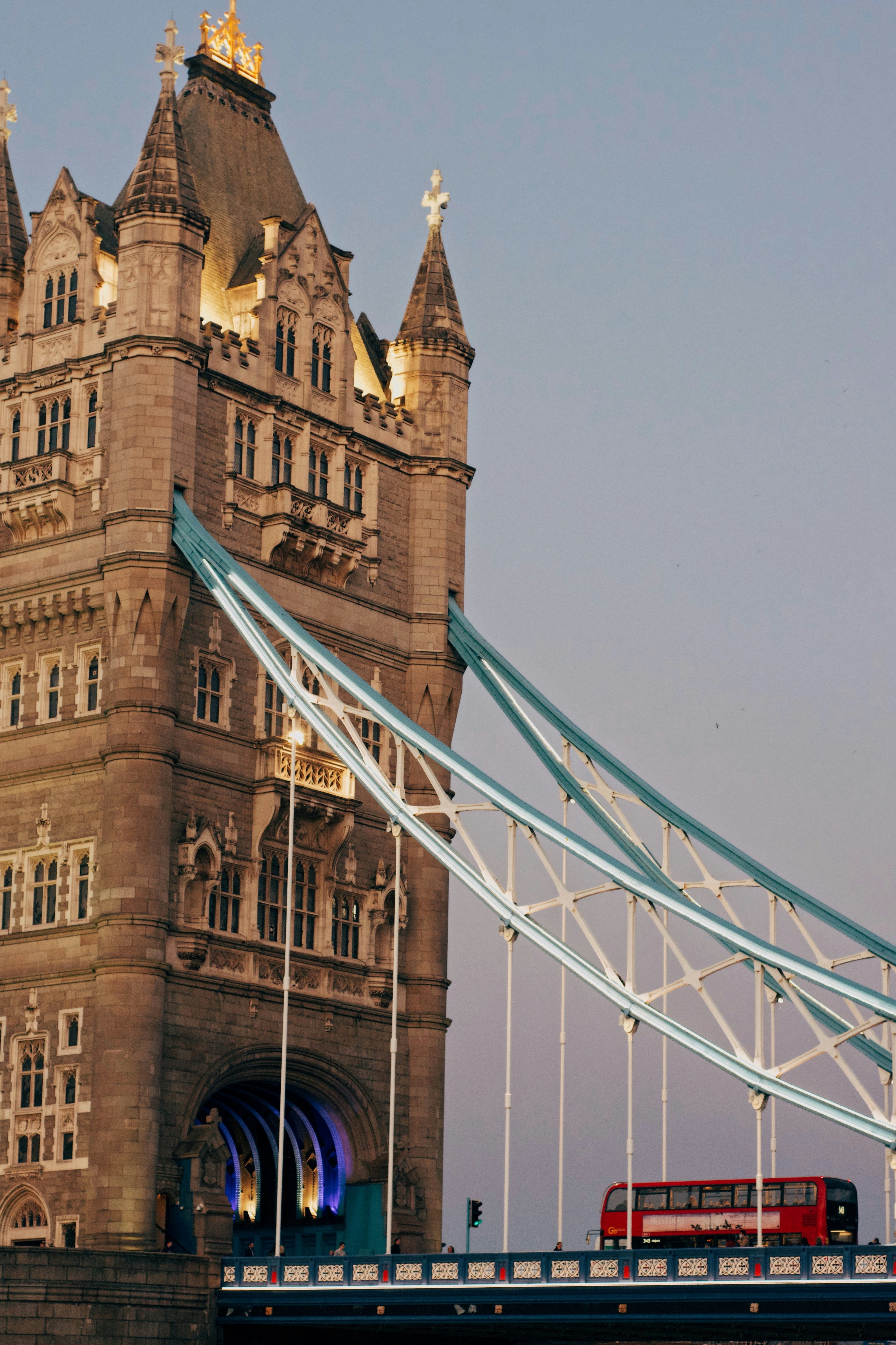 Tower Bridge en Londres con un autobús rojo.