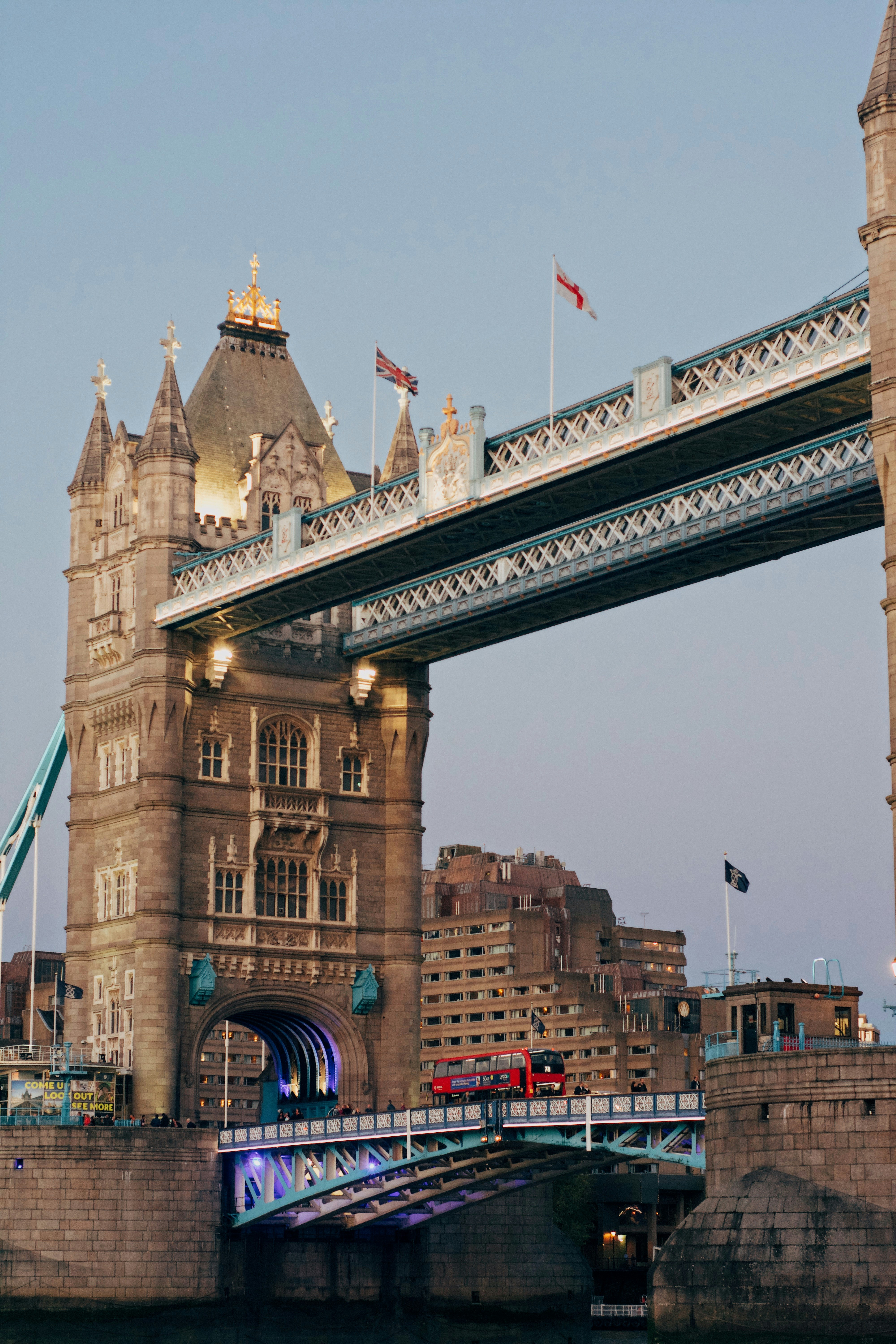 Tower Bridge en Londres con un paso a nivel rojo de autobuses.