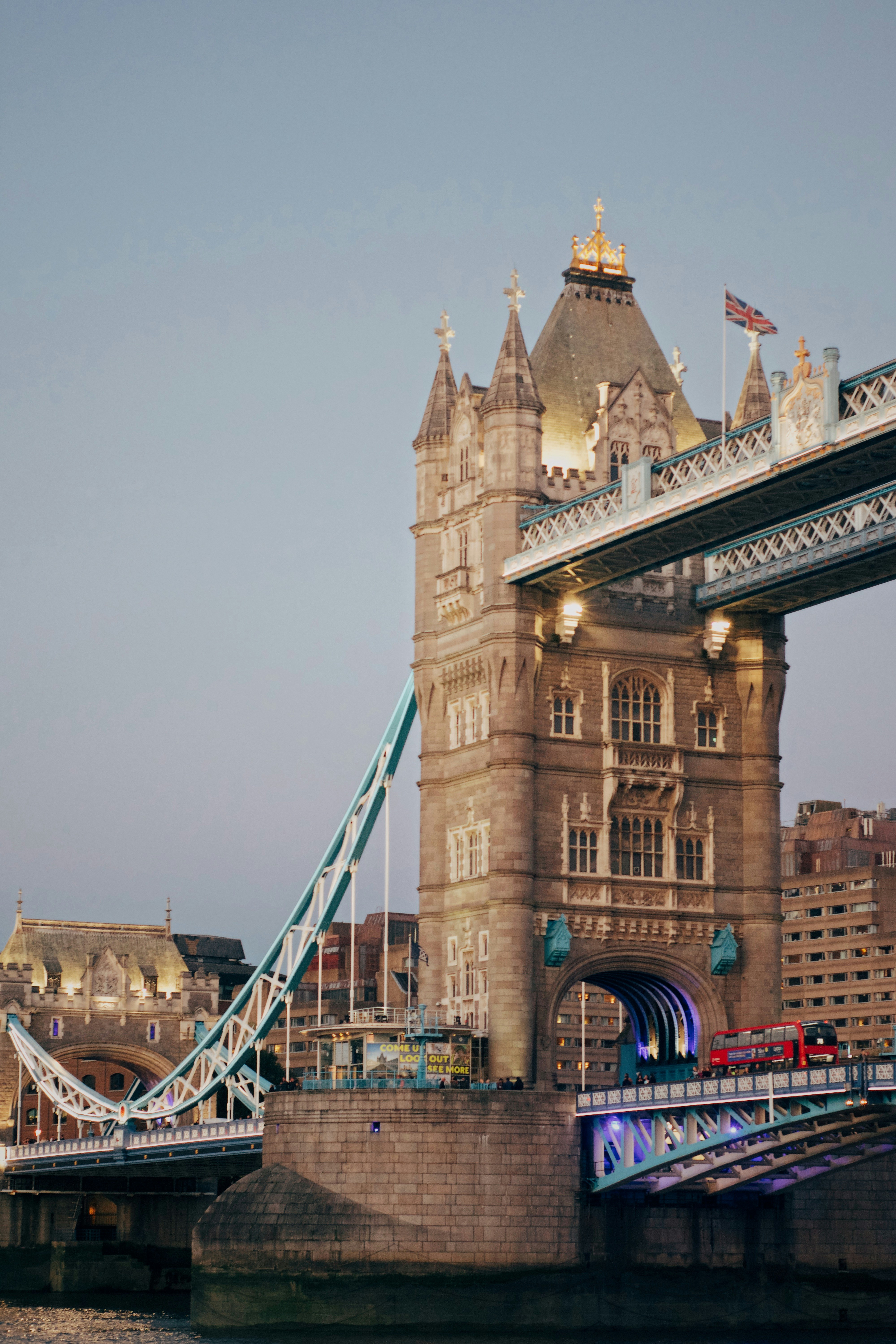 Puente de la torre en Londres al anochecer con autobús rojo.