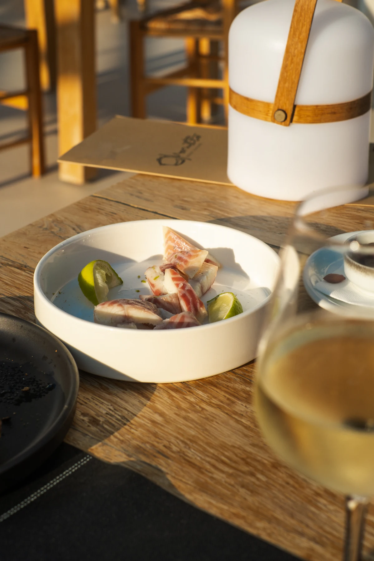 Plato de mariscos con limón servido sobre una mesa de madera
