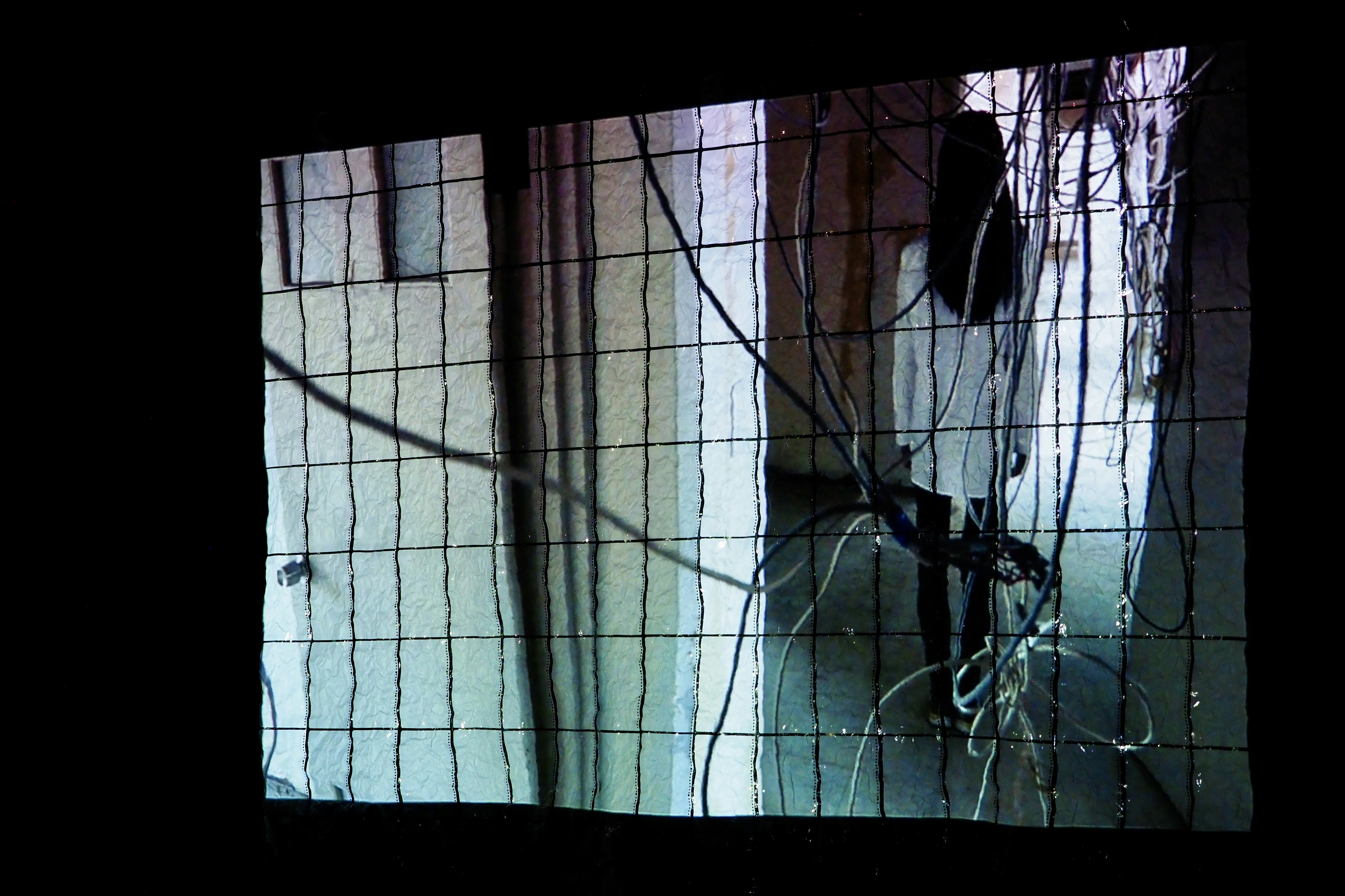 Vestrino crepato con riflessi astratti e riflessi distorti.