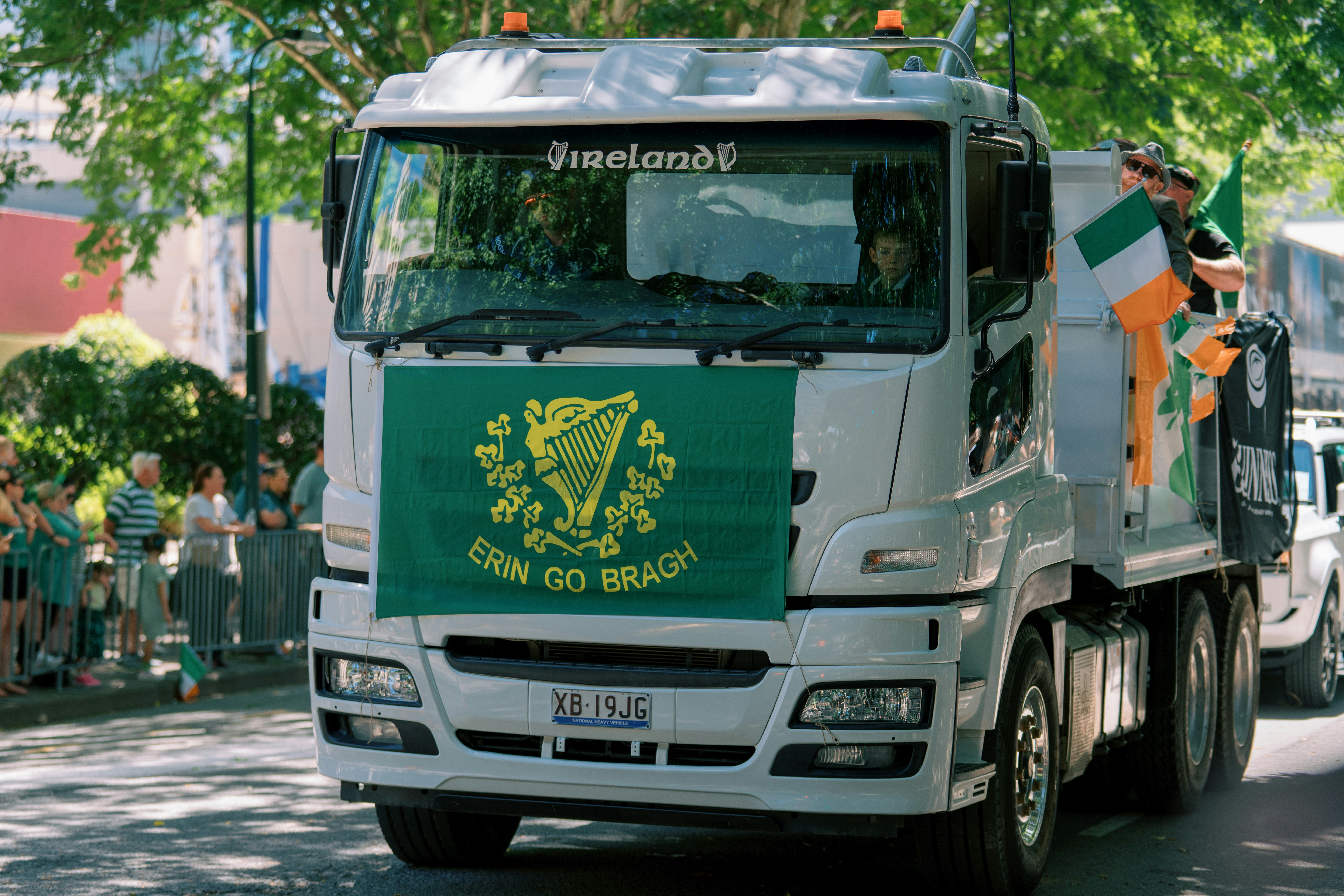 Truk putih dihiasi dengan bendera Irlandia dan lambang harpa.