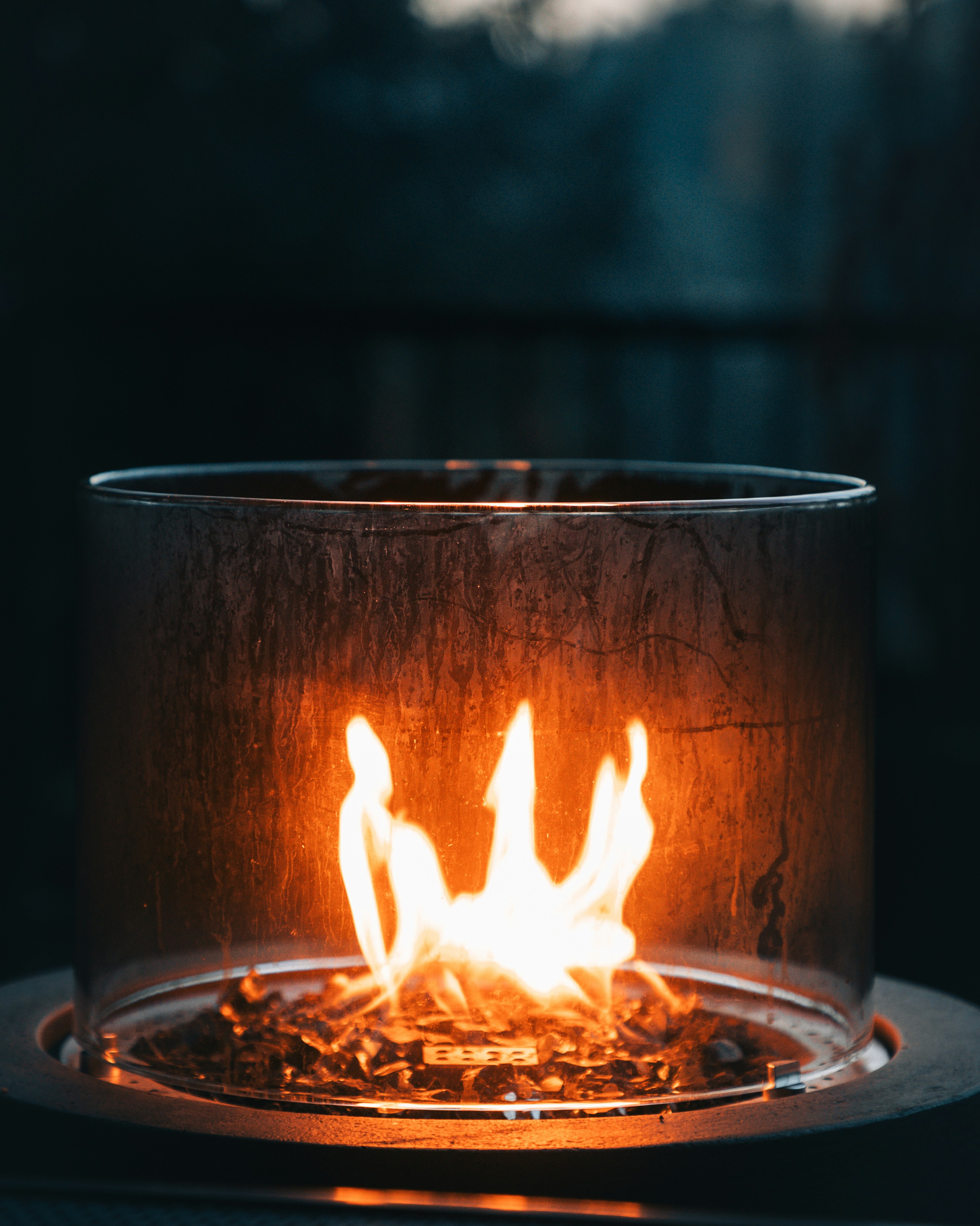 ガラスの囲いの中で小さな火が燃えている