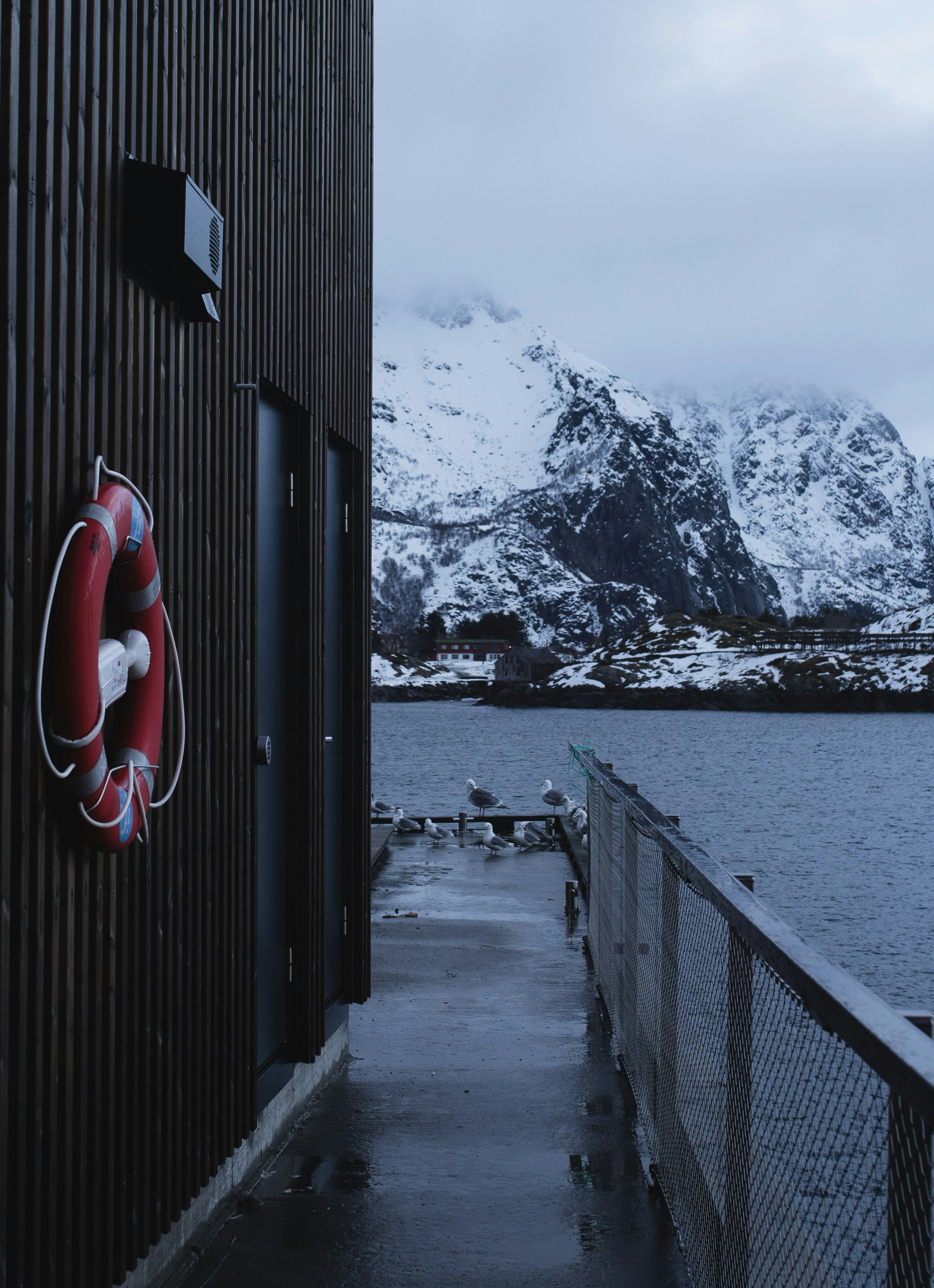 Edificio de madera con chaleco salvavidas y montañas nevadas