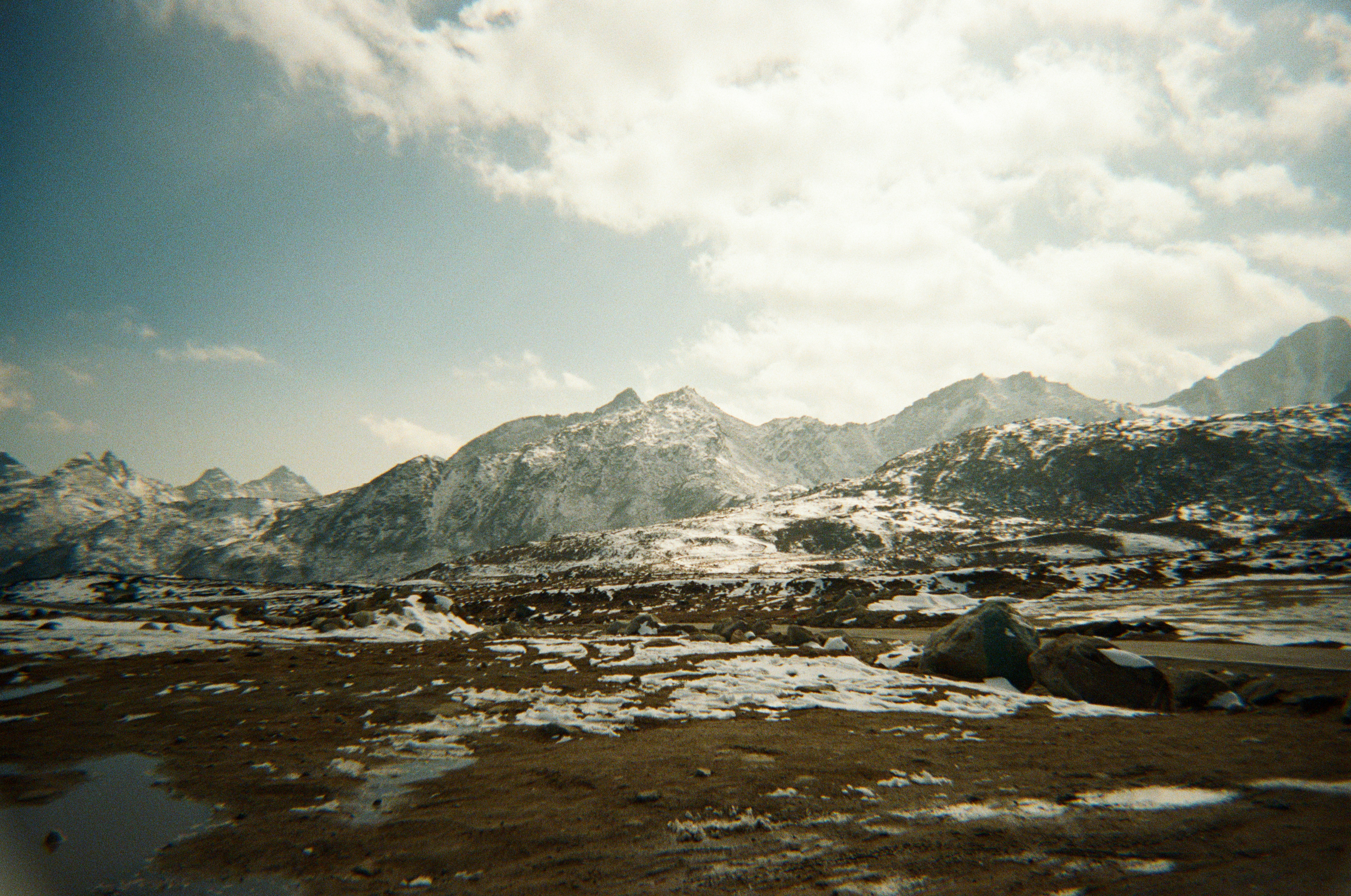 Montañas cubiertas de nieve bajo un cielo nublado