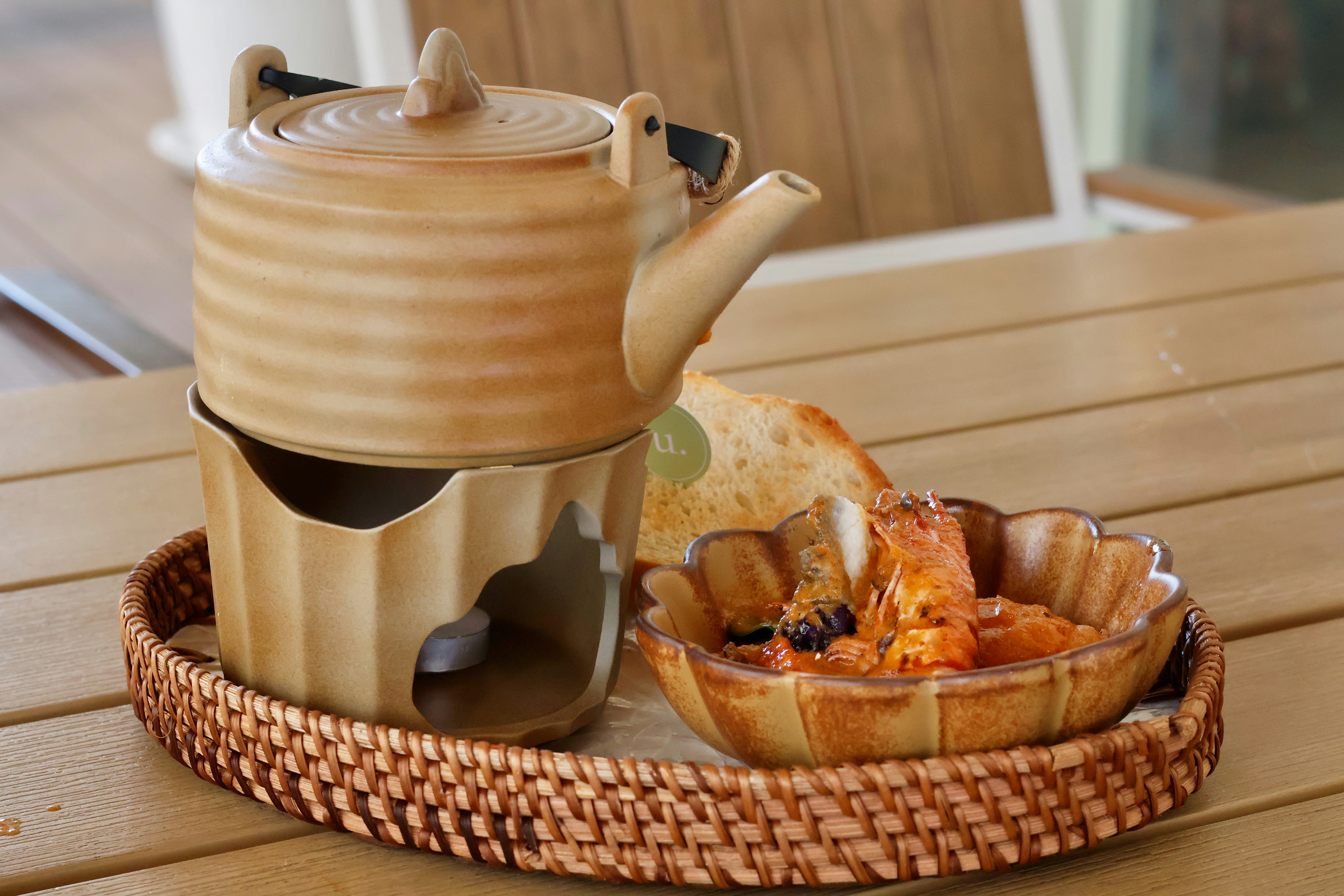 Teeservice mit Toast und Obst auf einem Holztisch