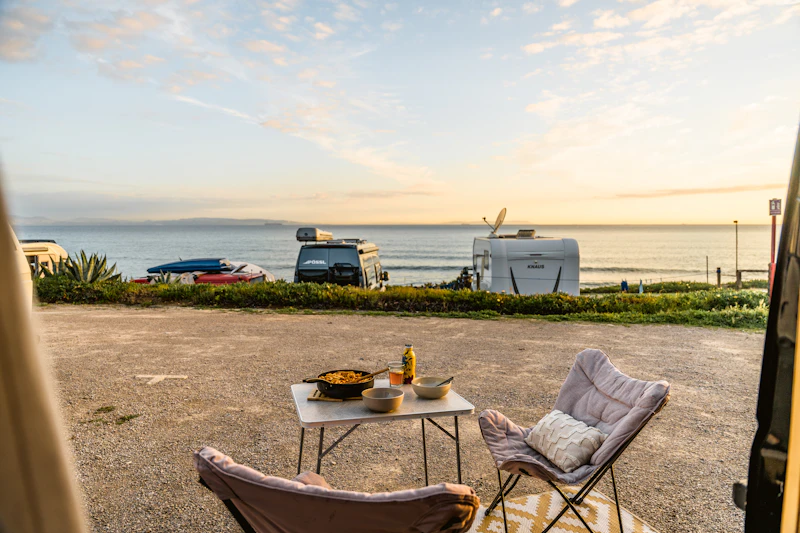 Autocaravanas aparcadas junto al mar cerca de Tarifa