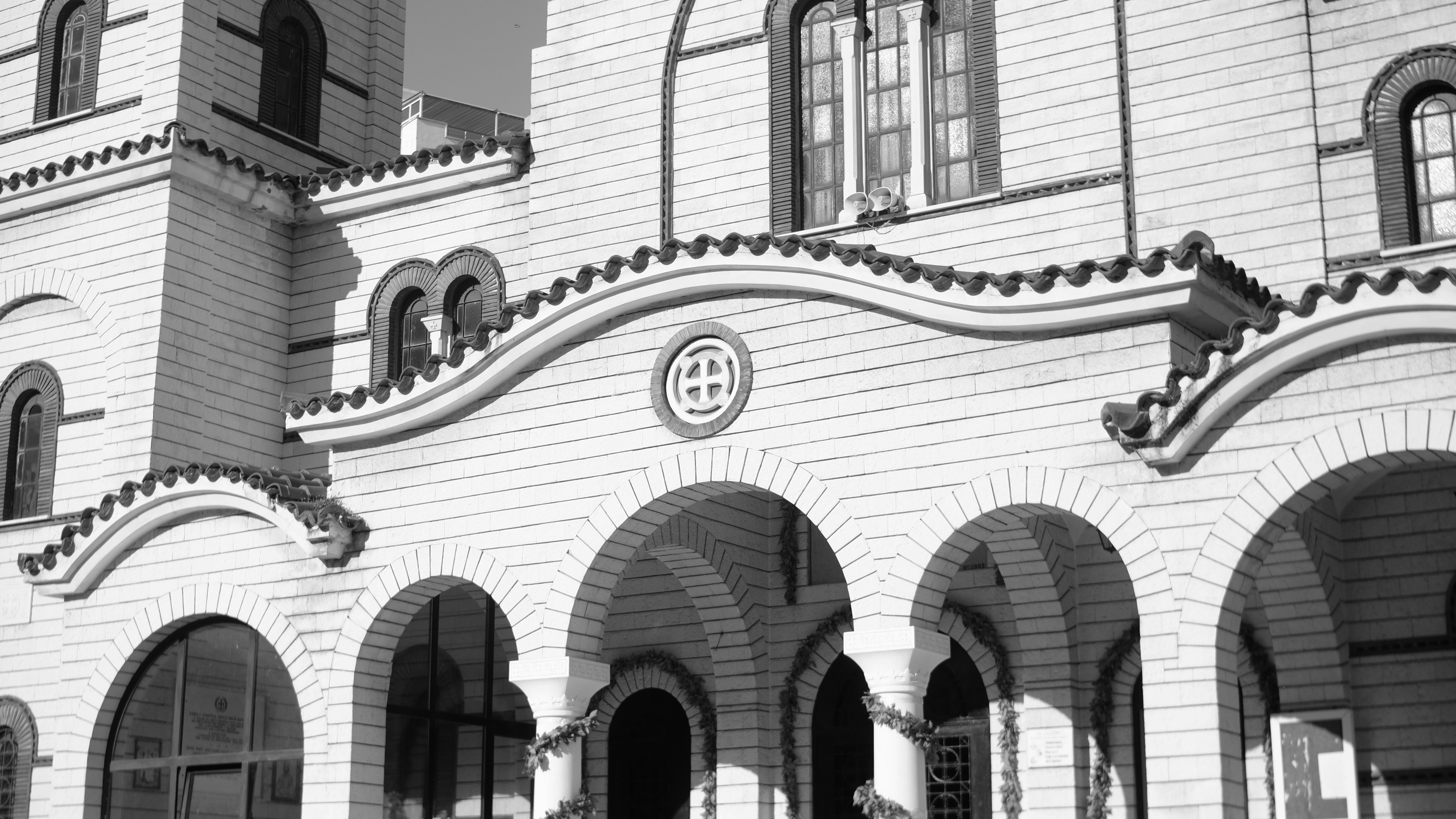 Dettagli architettonici ornati di una facciata di edificio