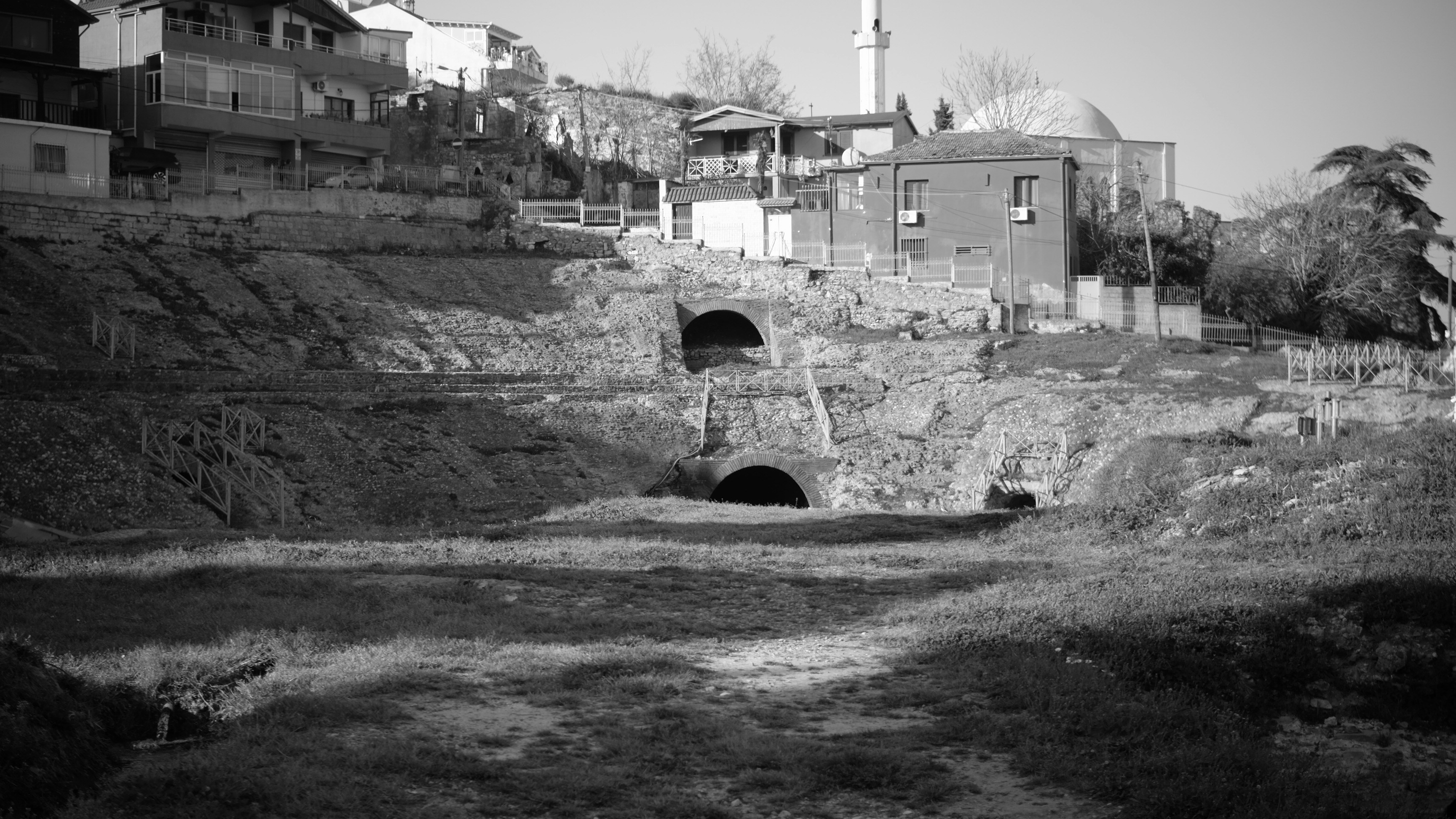 Rovine di antiche strutture con edifici sopra