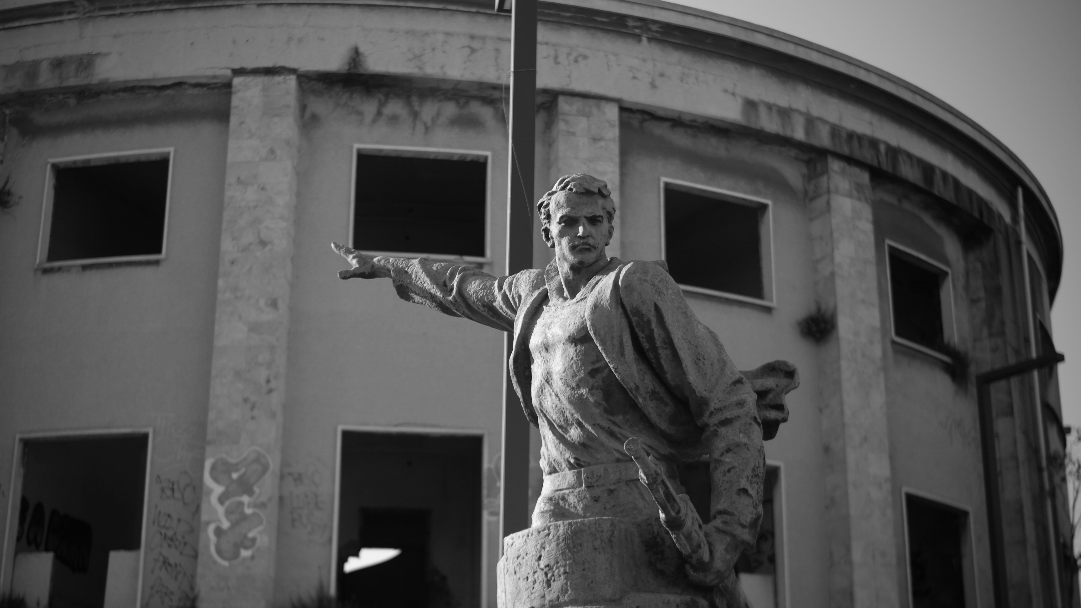 Statua di un uomo davanti a un edificio