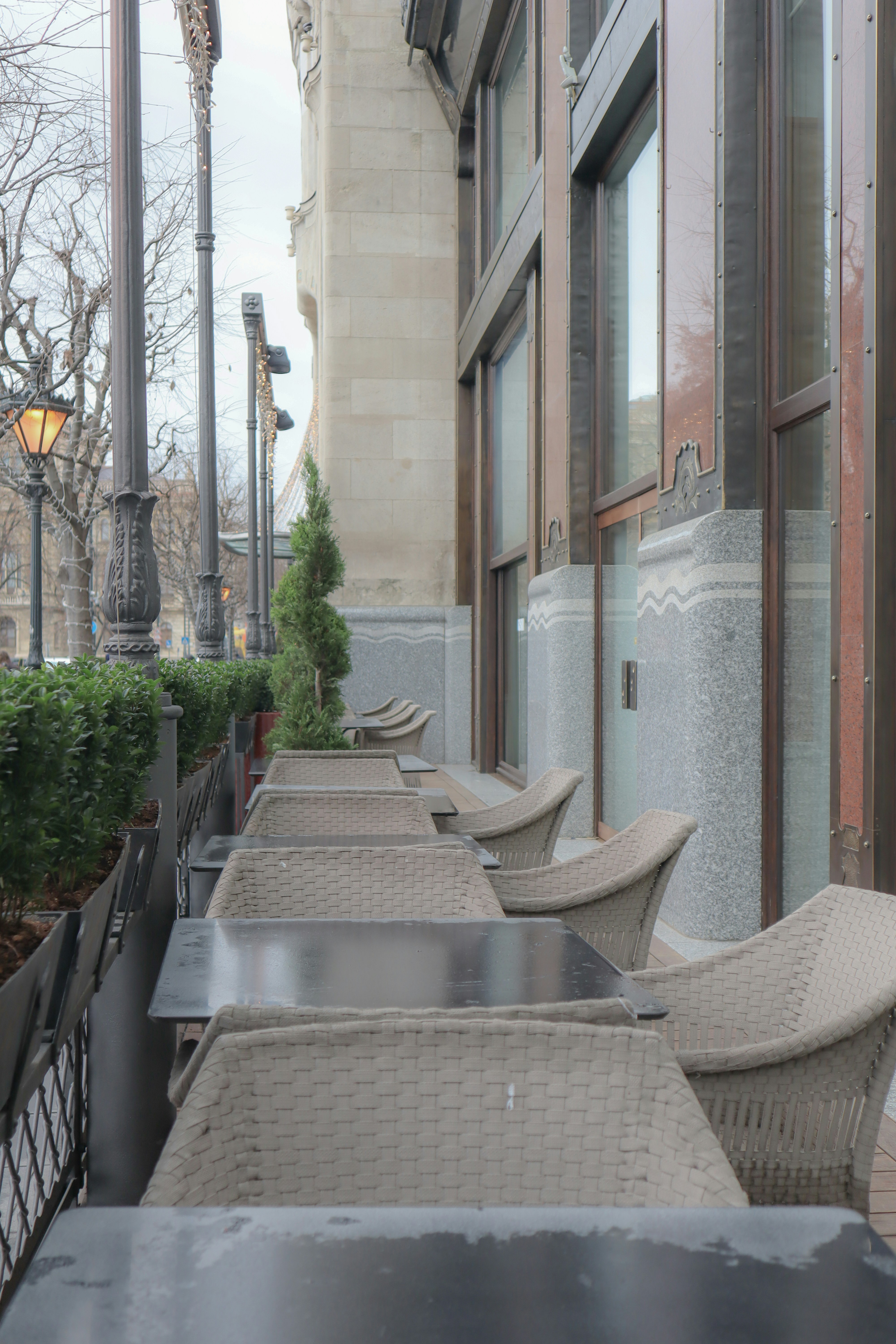 Des tables et chaises de café en plein air alignées.