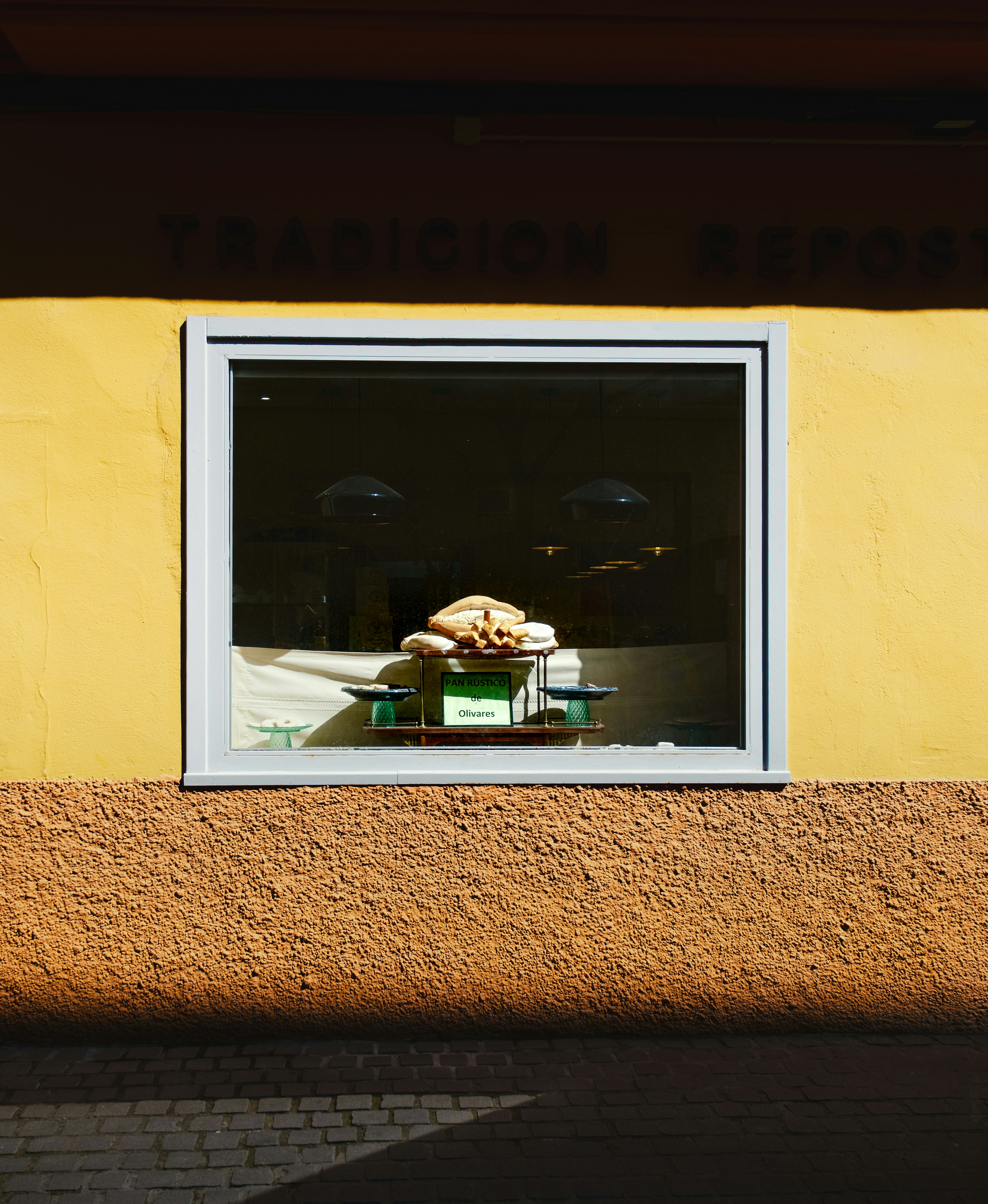 Brotlaibe im Fenster einer Bäckerei ausgestellt