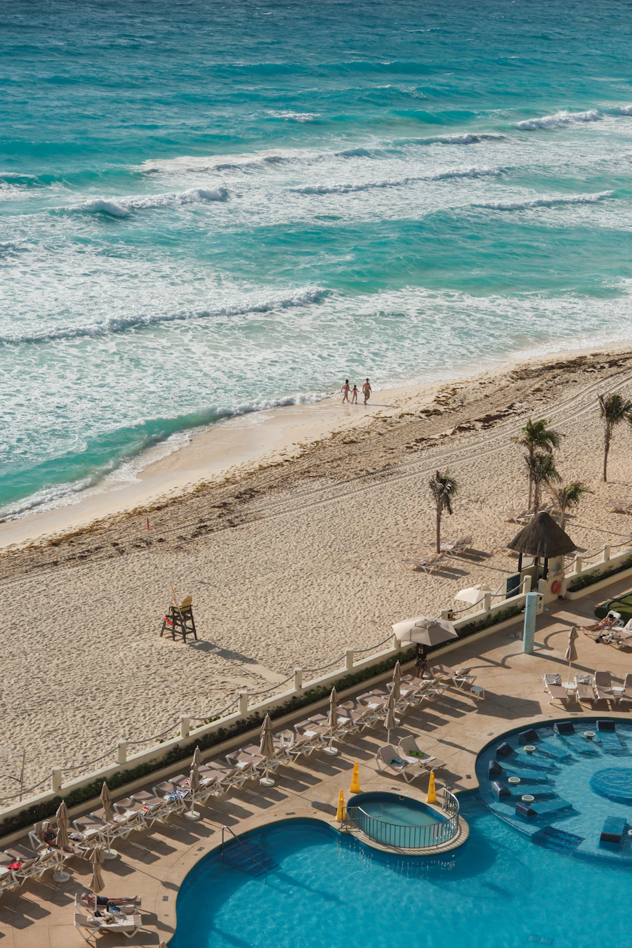 Resort tropical con piscina y mar