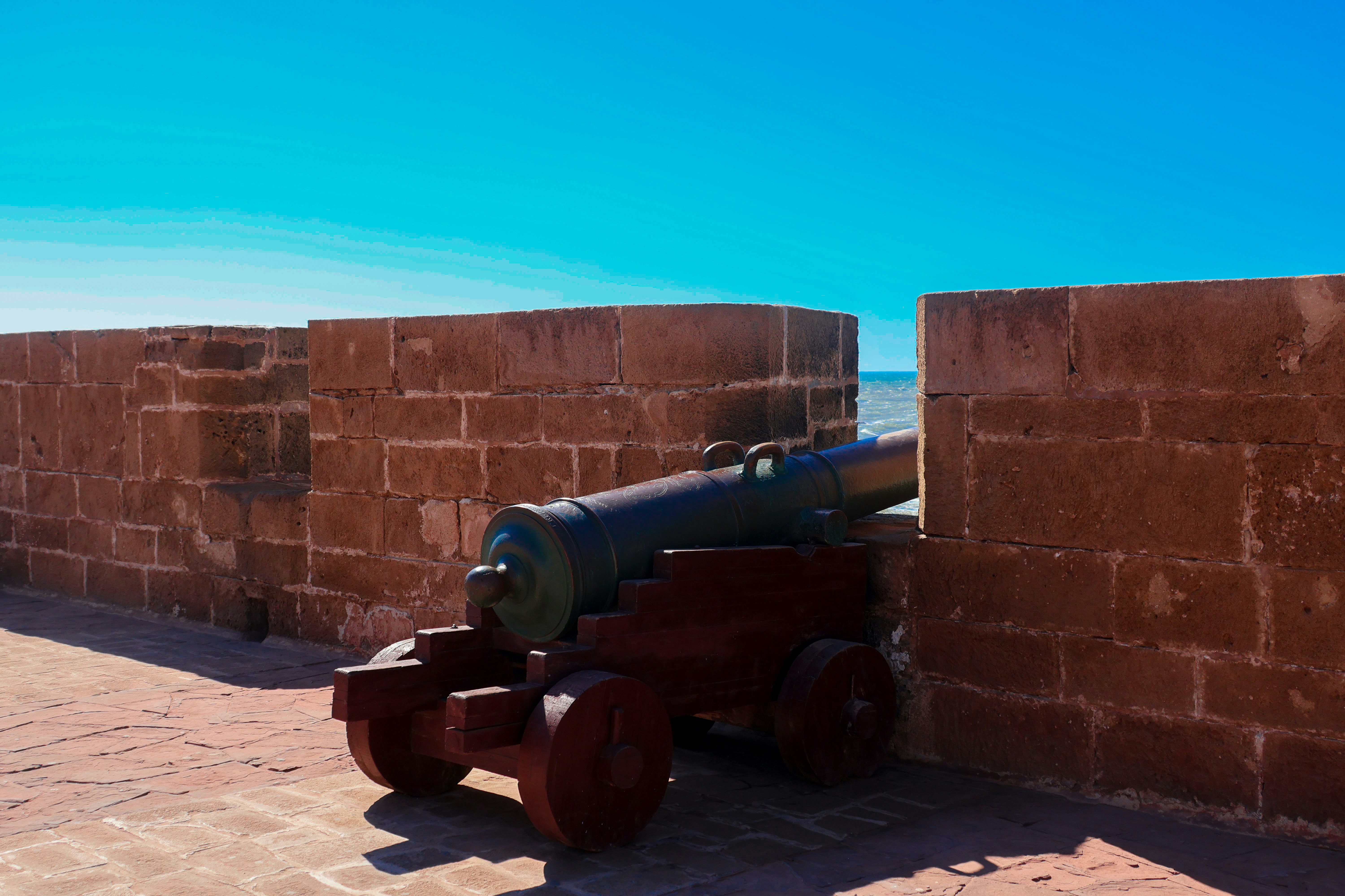 Vieux canon sur un mur de pierre surplombant l’océan