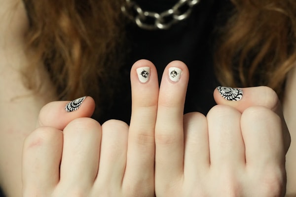 Sweet Spider Web — close-up web accent nails