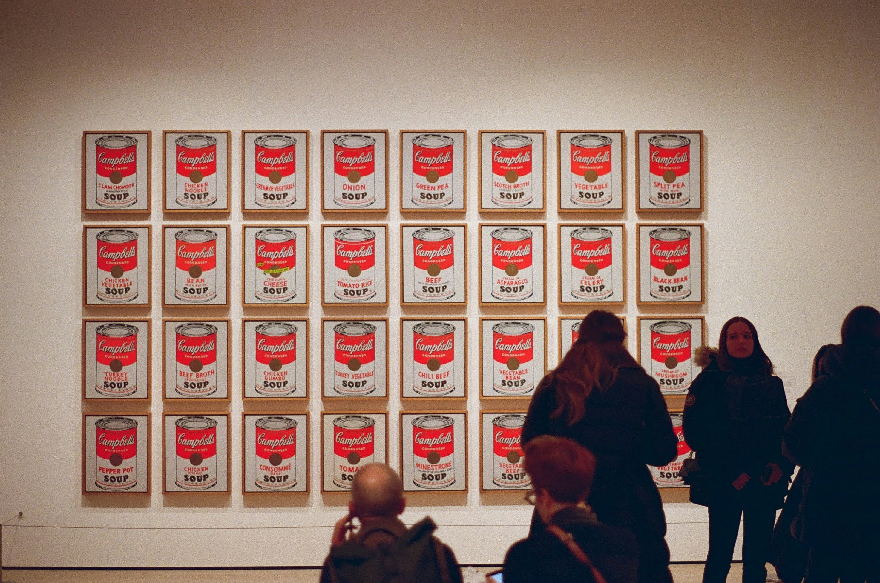 Les gens observent les œuvres de canettes de soupe Campbell d’Andy Warhol