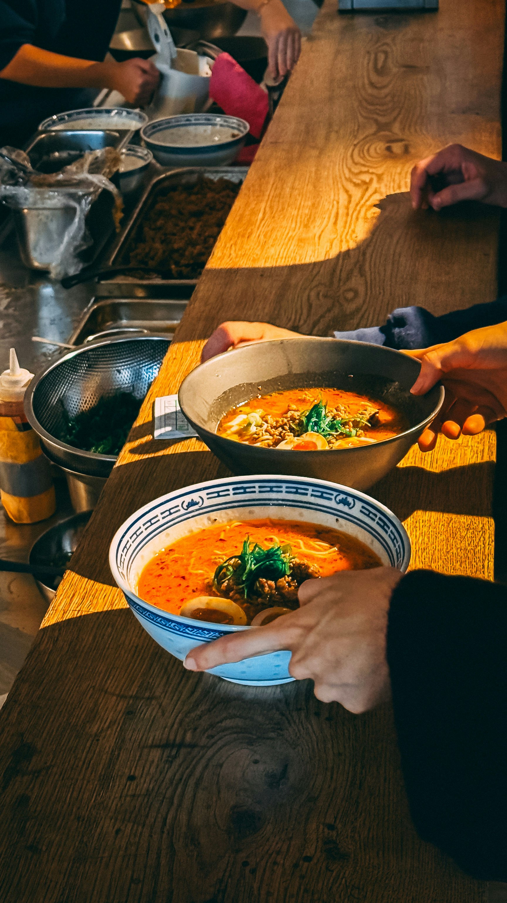 나무 조리대 위에 라면 국물 두 그릇