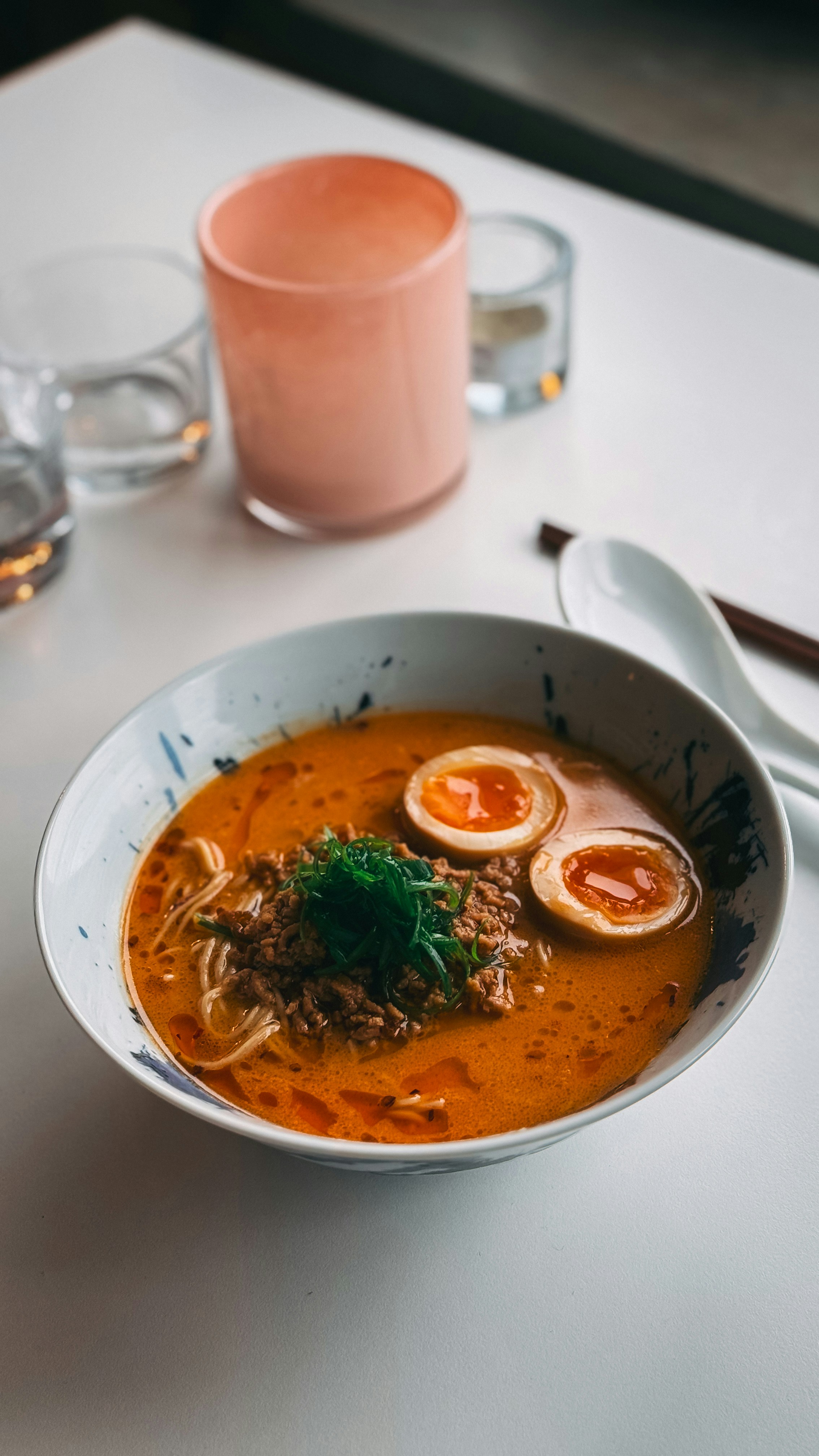계란과 파가 들어간 라면 한 그릇.