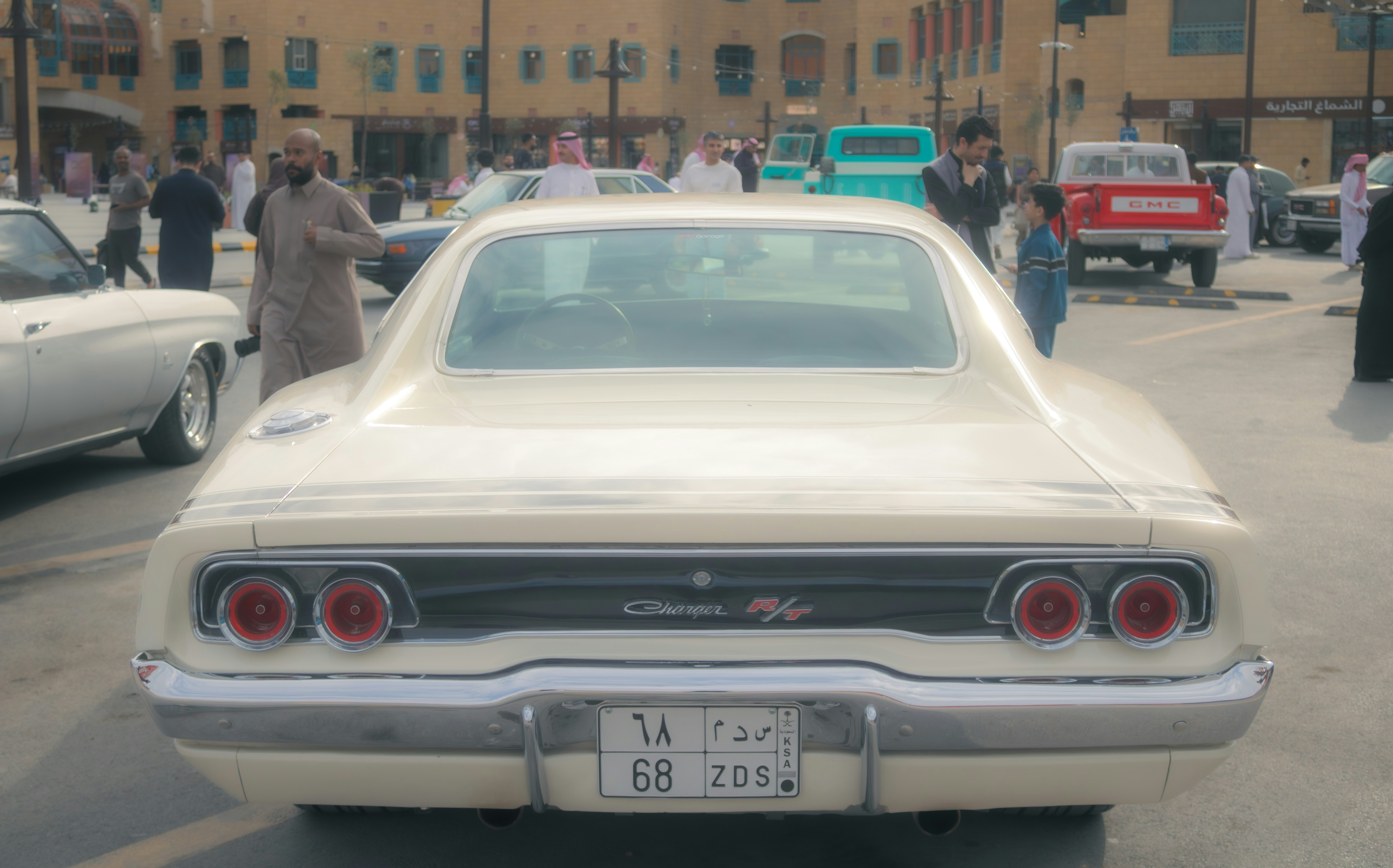 Vista posteriore di una Dodge Charger d'epoca bianca.