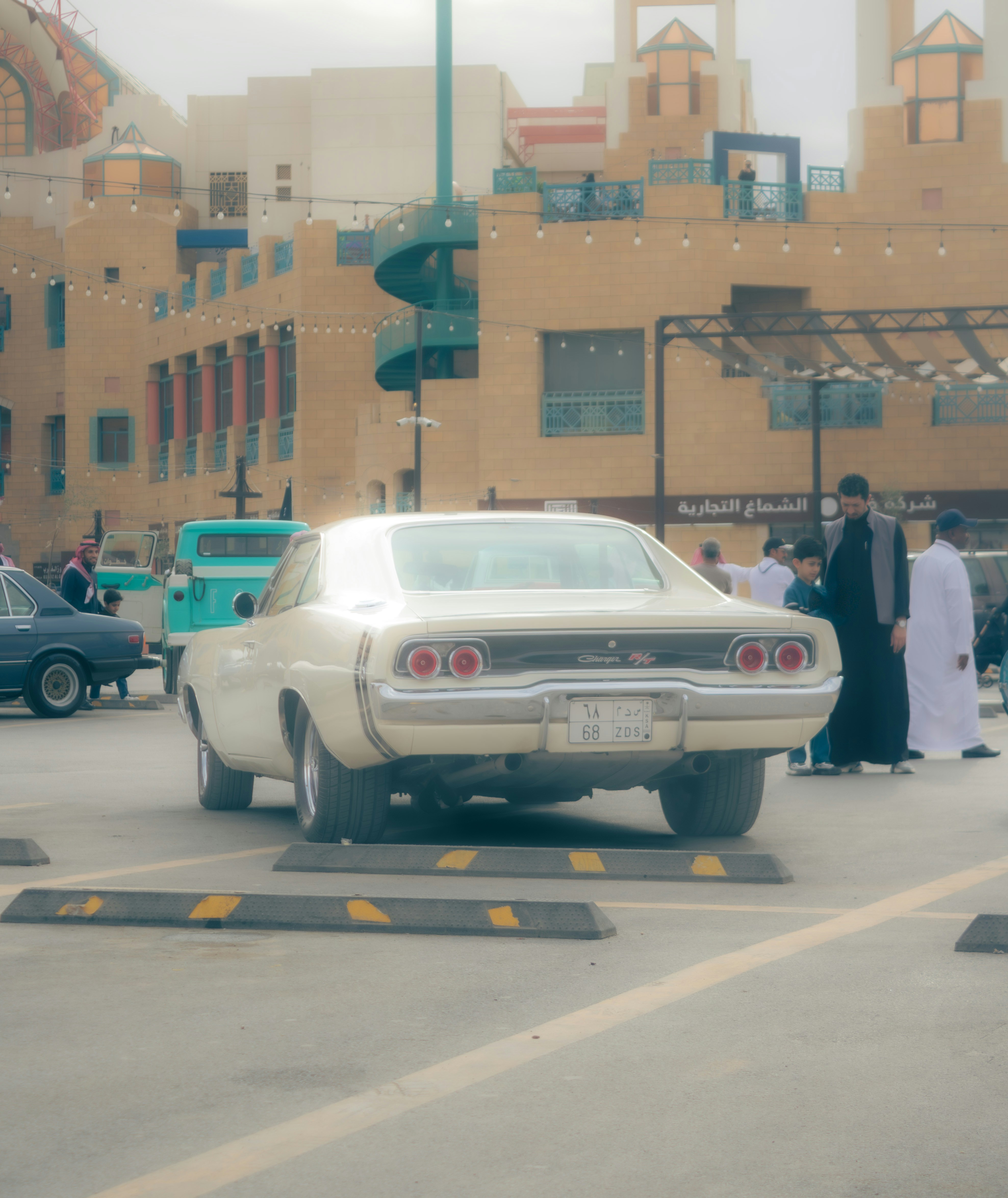 Un'auto bianca d'epoca parcheggiata in un parcheggio.