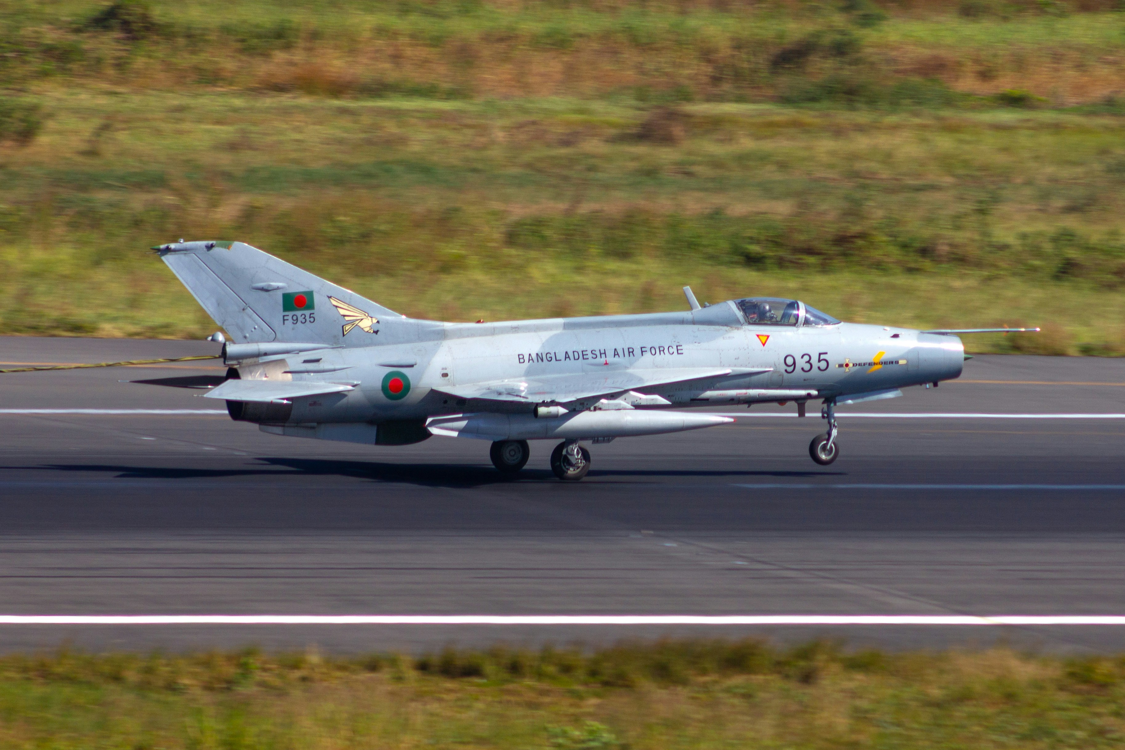 전투기가 활주로를 택싱하고 있다.