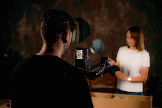 Tournage vidéo avec caméra stabilisée, photo illustrative