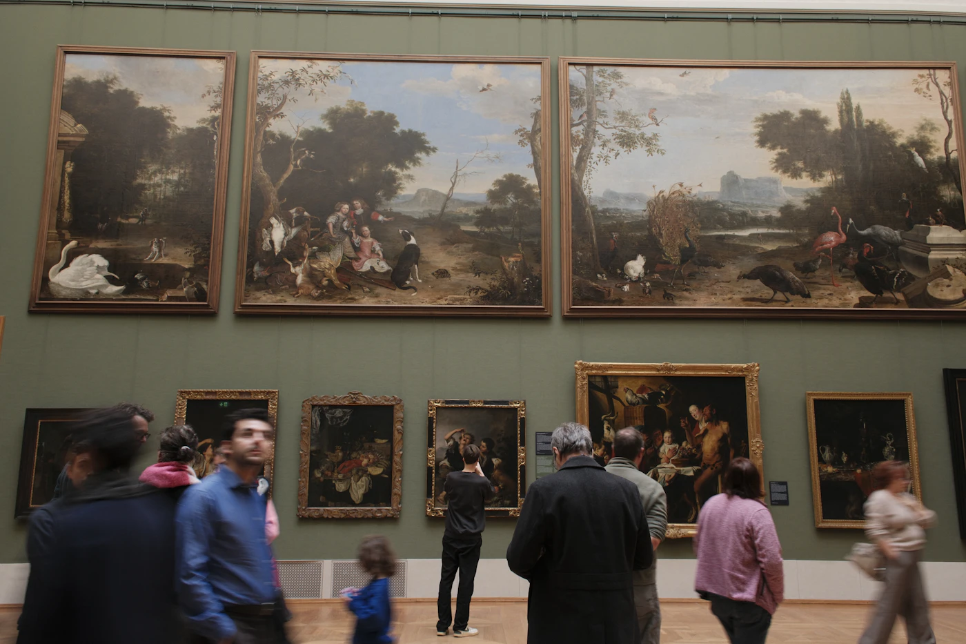Bir müze galerisinde sanat eserlerini inceleyen ziyaretçiler