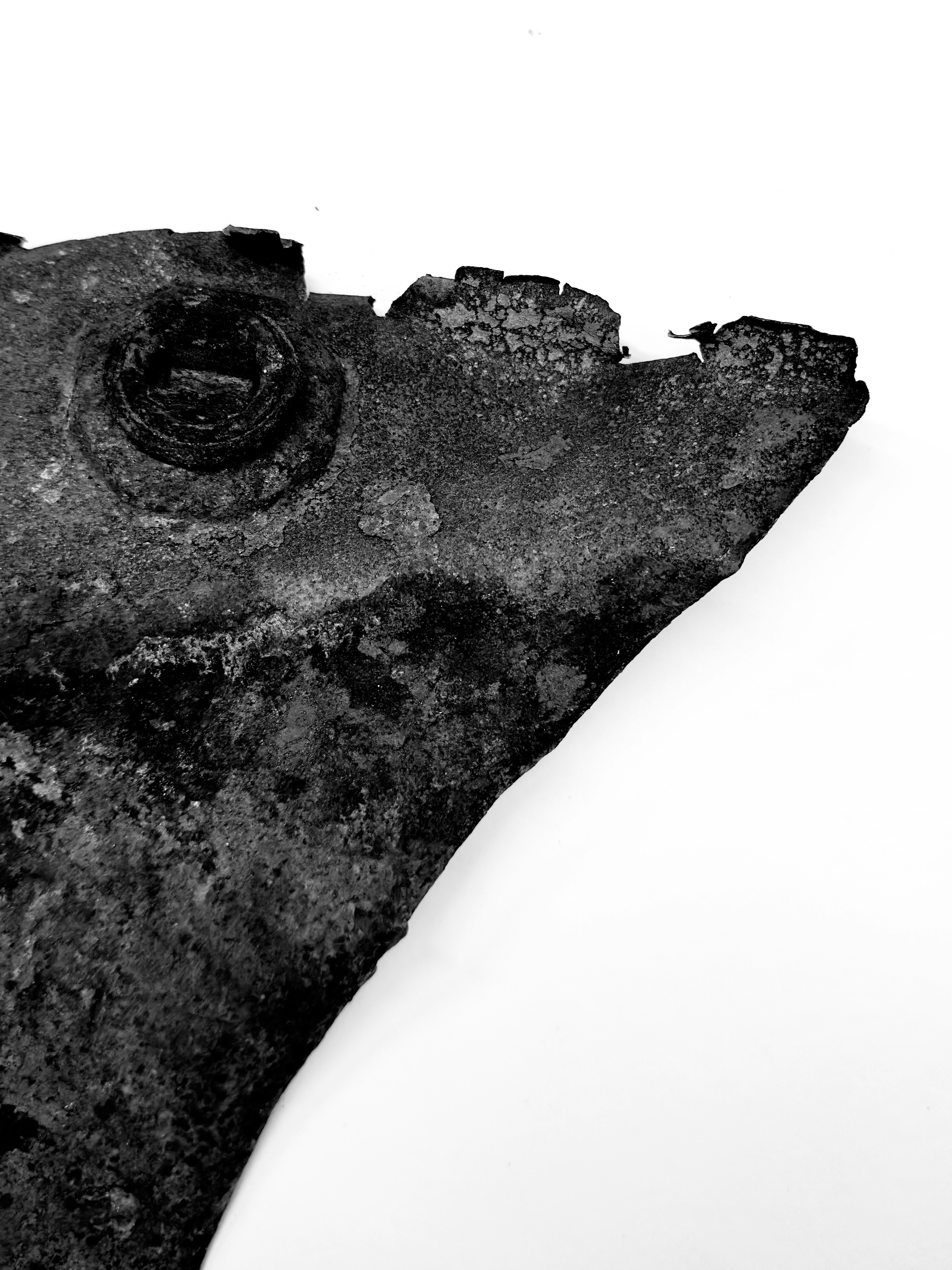 Primo piano di un oggetto metallico arrugginito con dettagli circolari