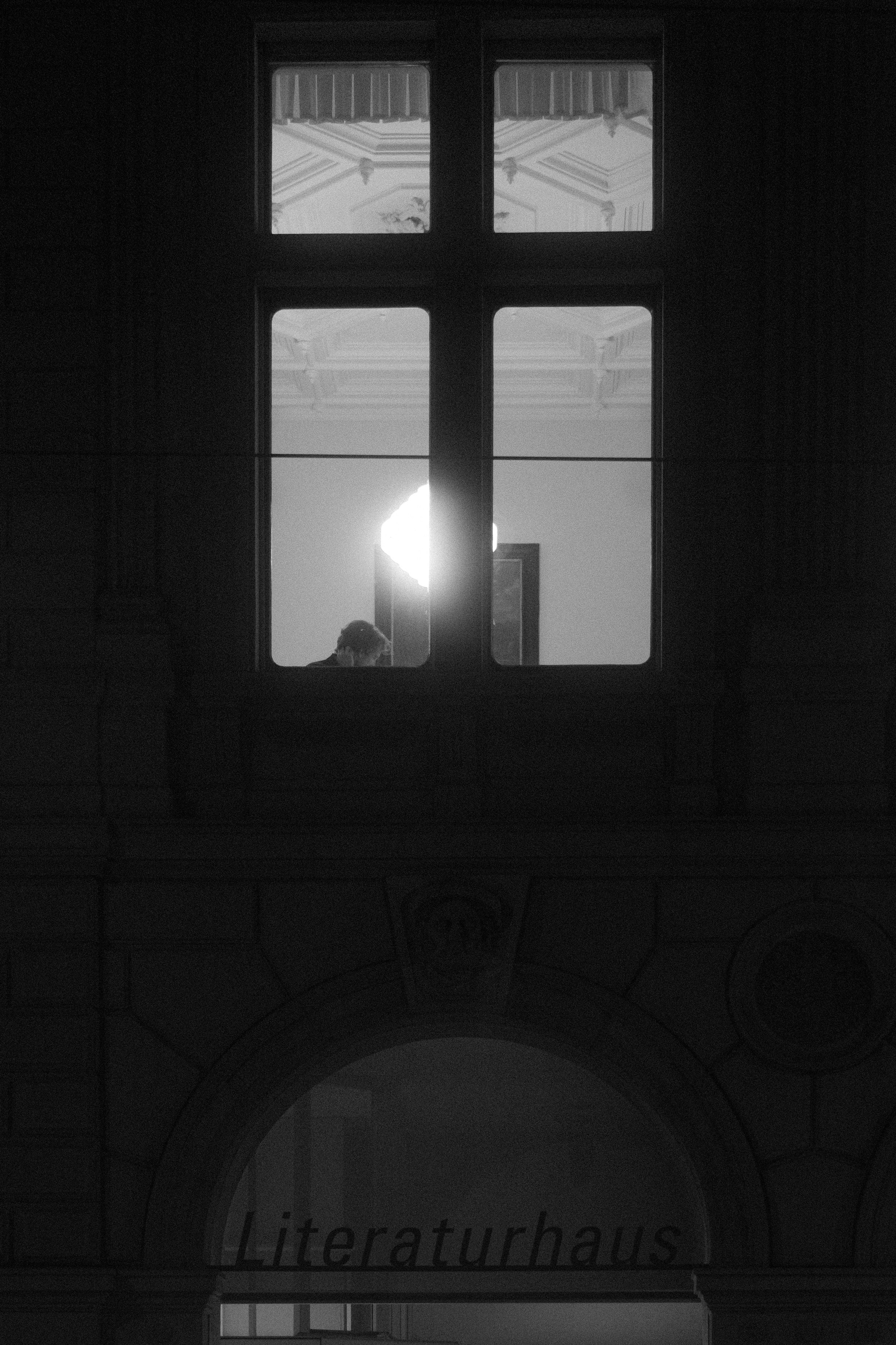 Persona mirando por una ventana de noche