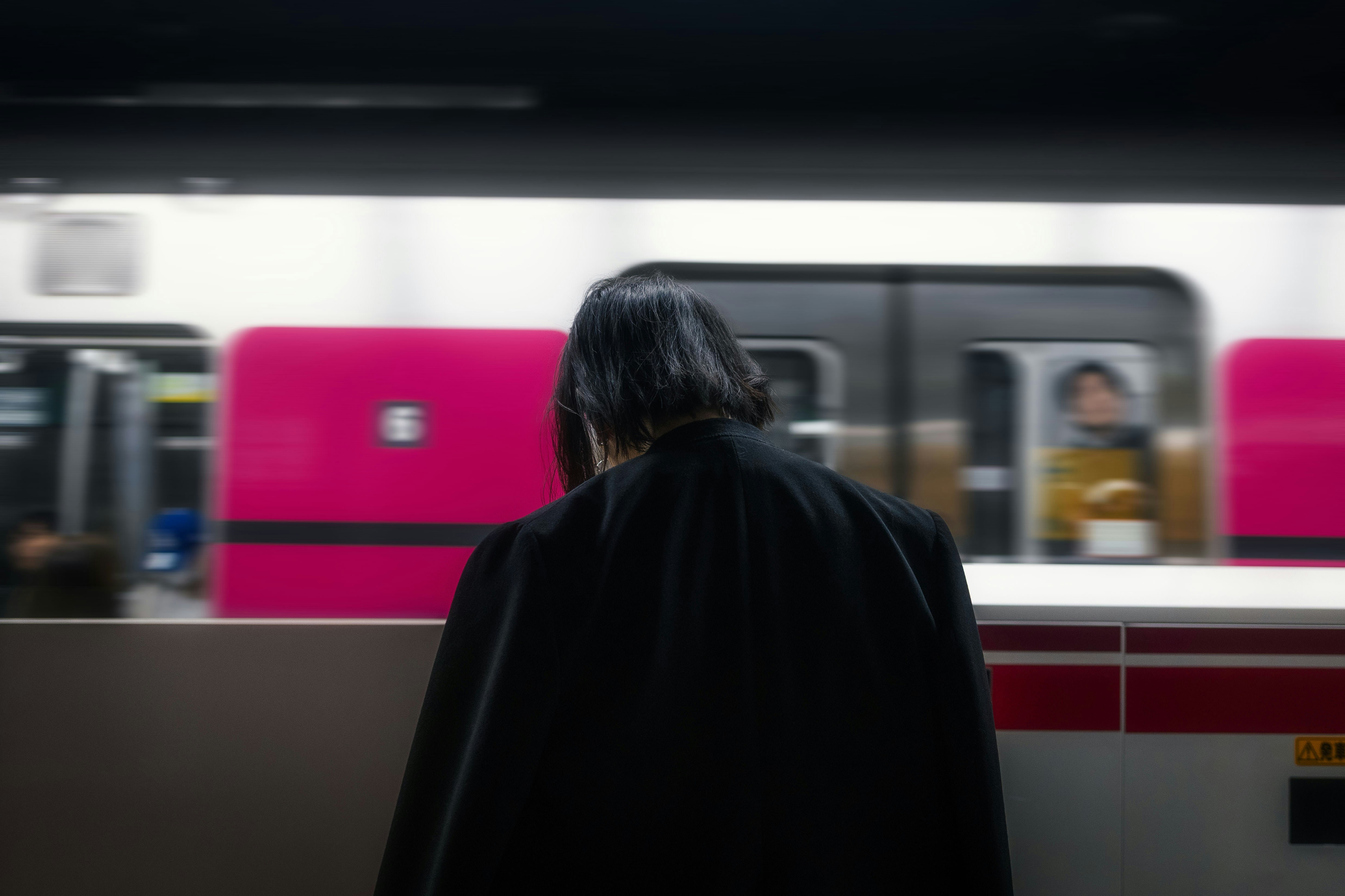 駅舎と乗客の風景