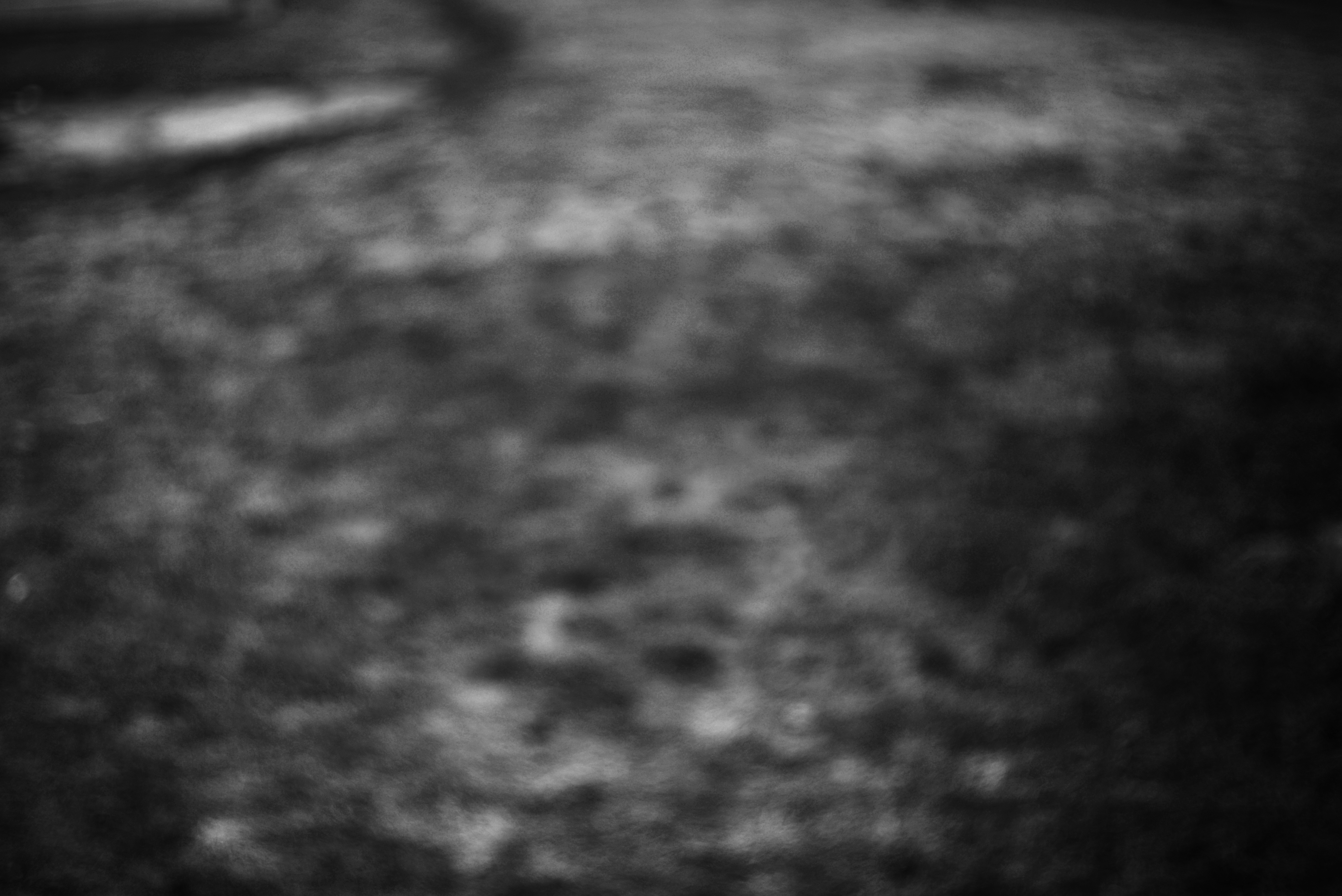 Uno sfondo sfocato e astratto con texture scure.