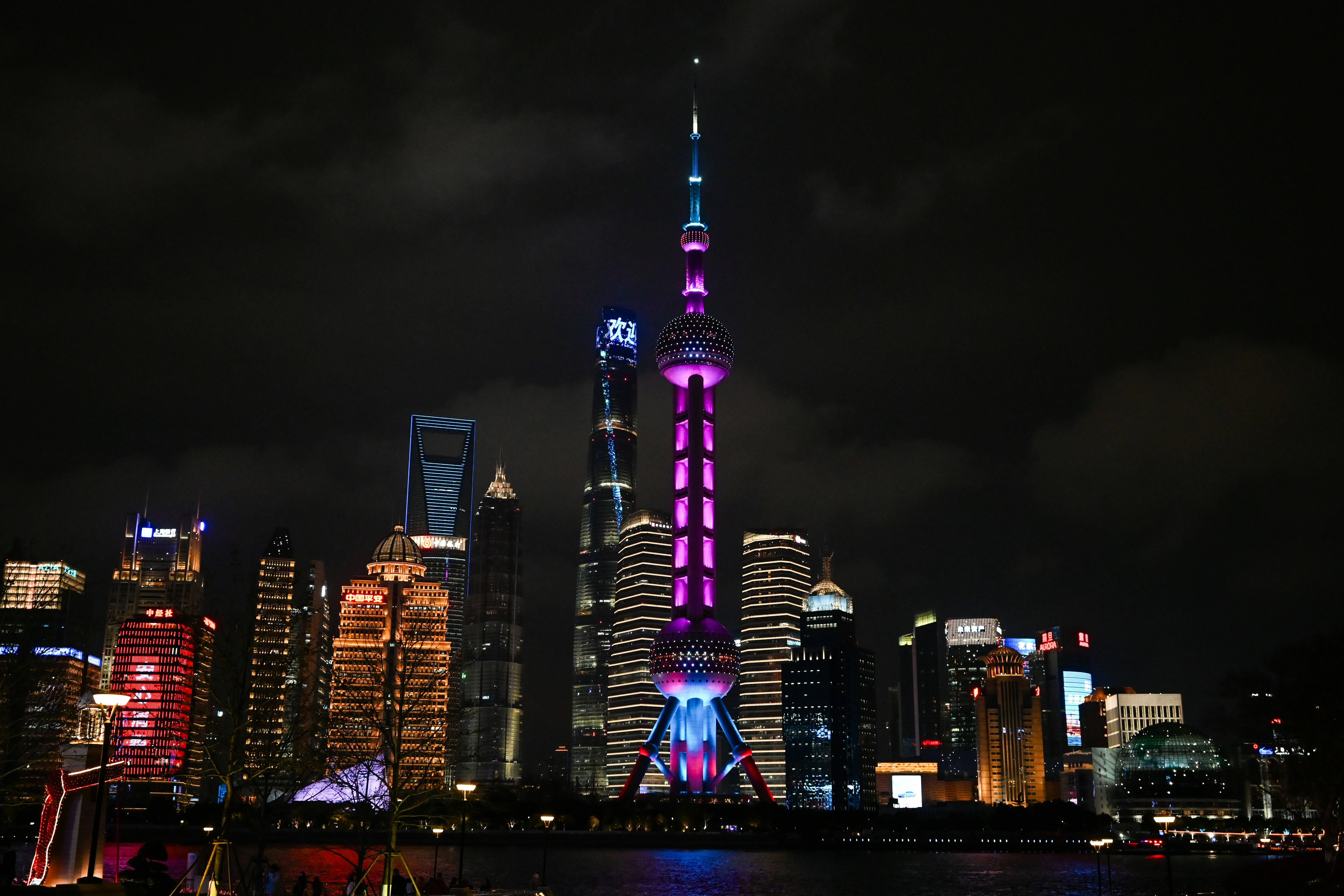 Silhouette de Shanghai illuminée la nuit avec la tour orientale des perles.