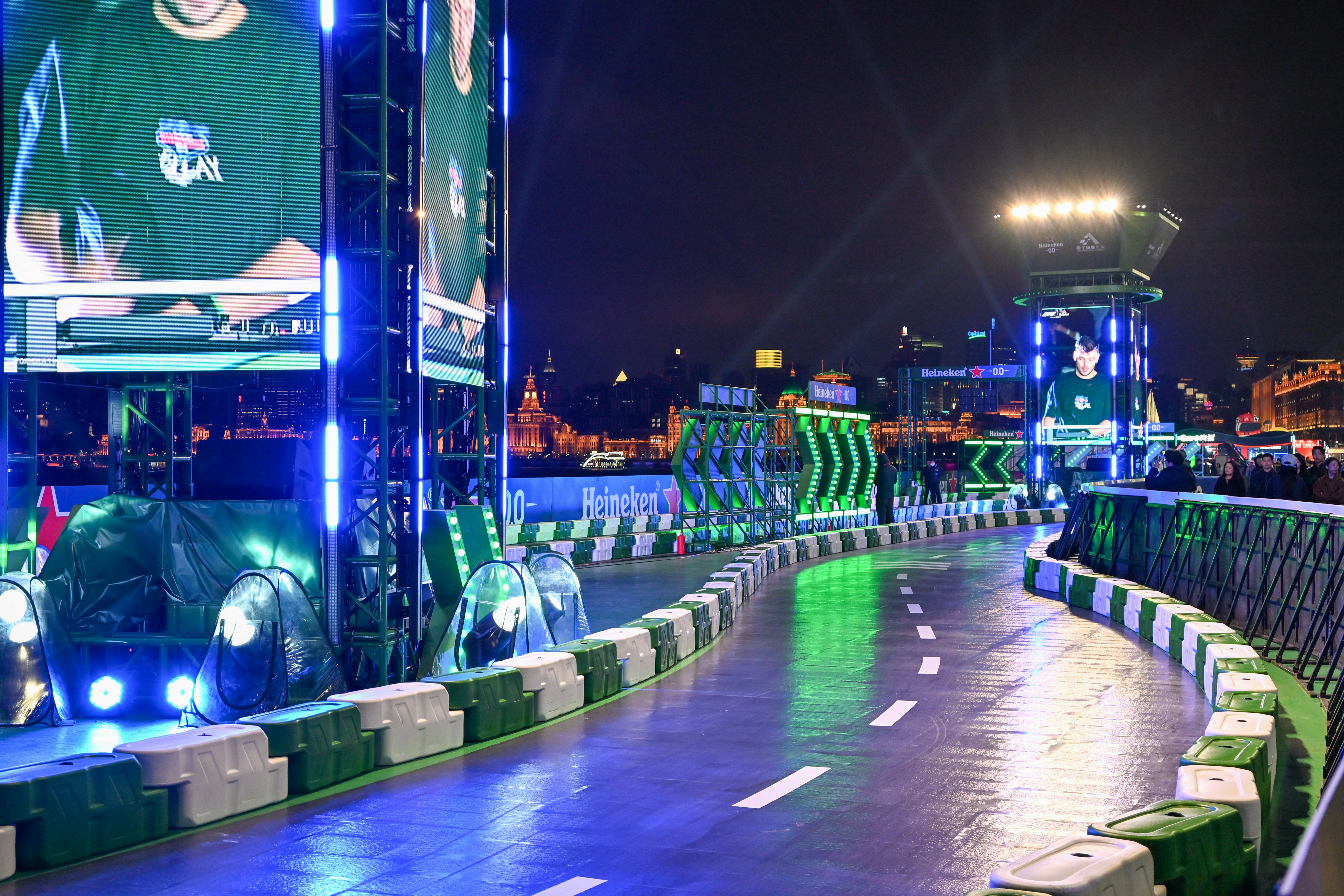 Un circuit de course lumineux la nuit avec des accents verts