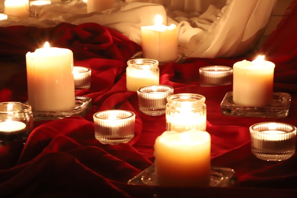 Velas encendidas sobre tela roja para un cierre consciente