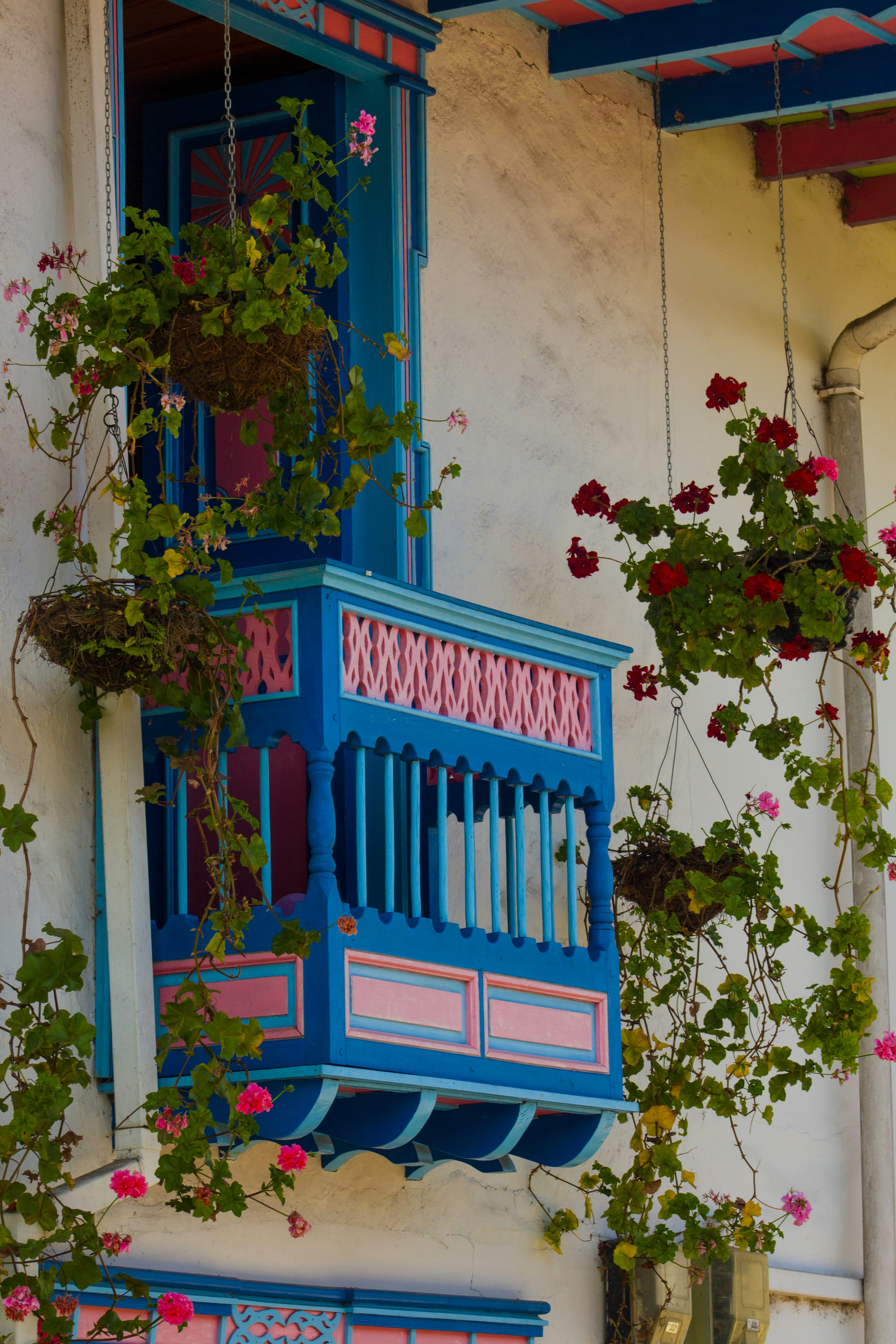 Un balcone colorato adornato da fiori appesi