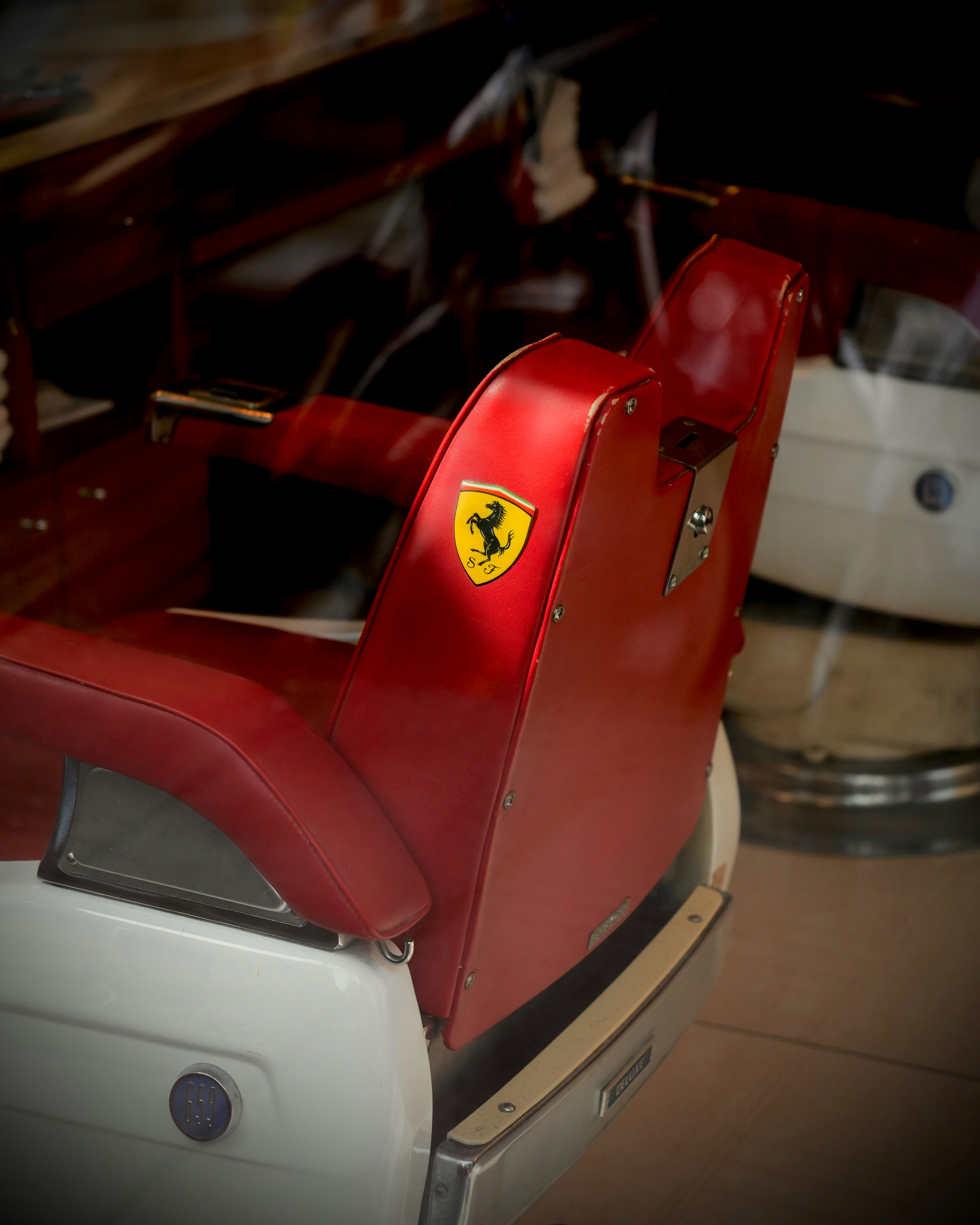 Silla de coche de cuero rojo Ferrari con logo amarillo