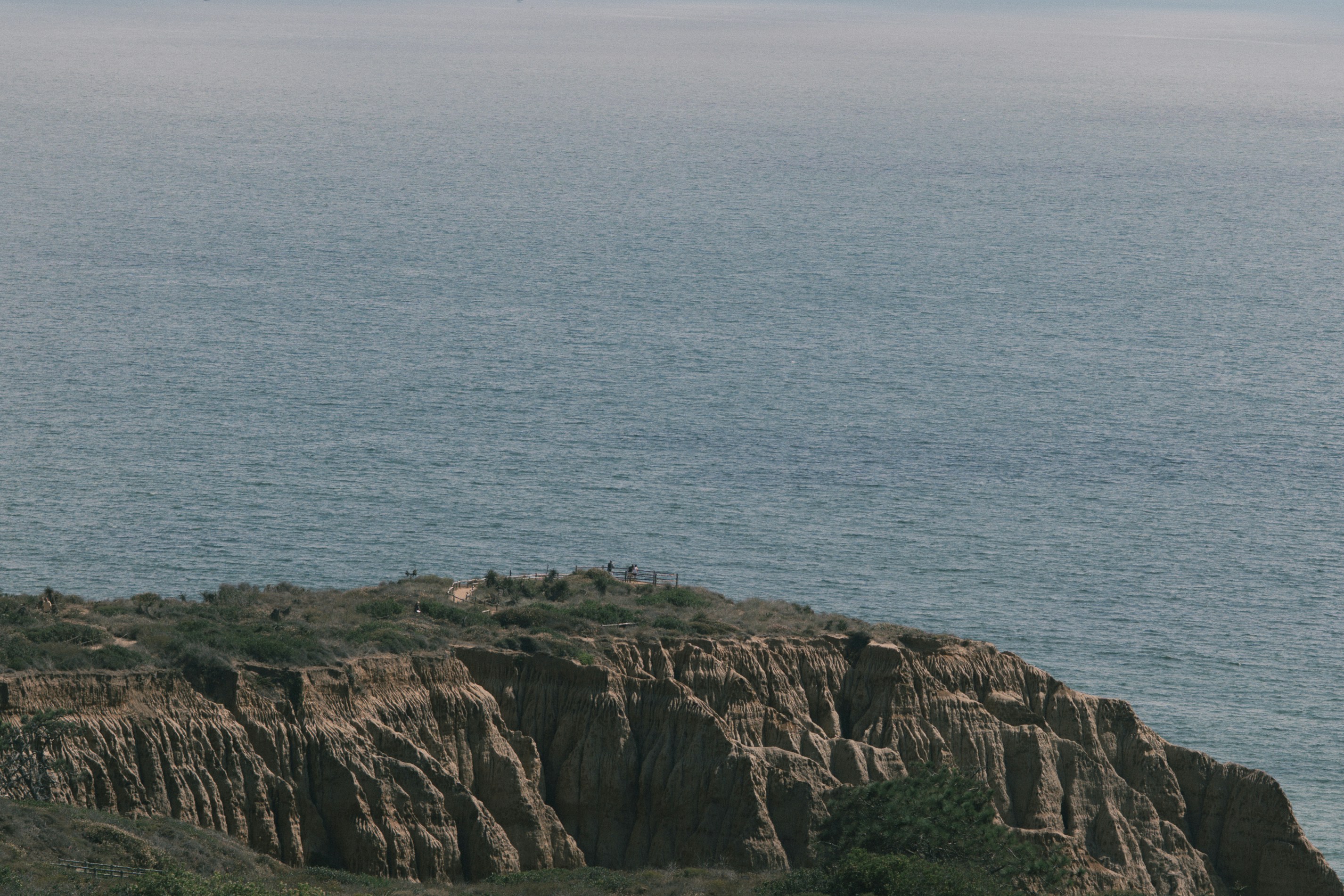Acantilados costeros con vistas a un océano azul tranquilo