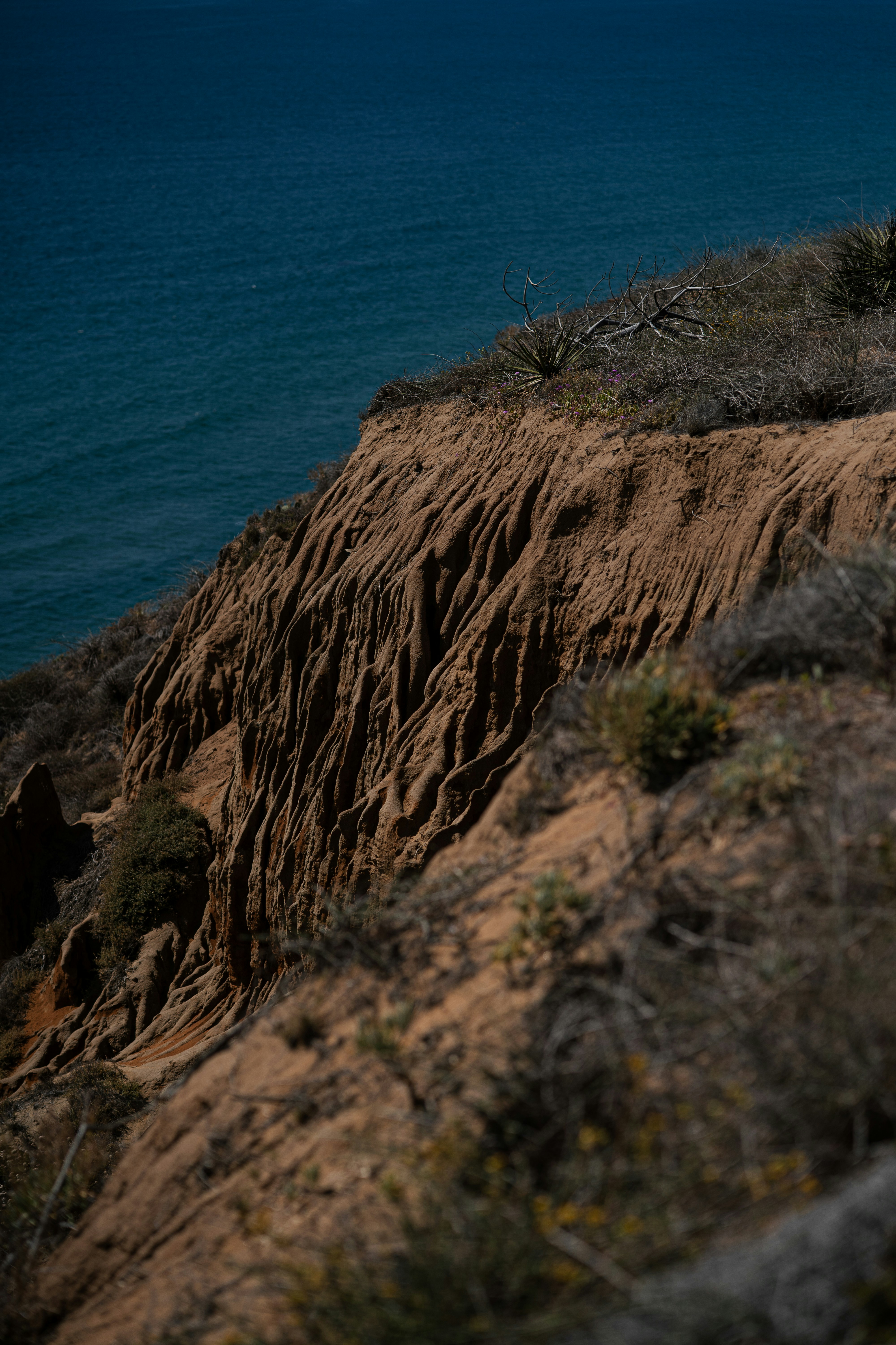 Acantilado erosionado con vistas a un océano azul profundo.