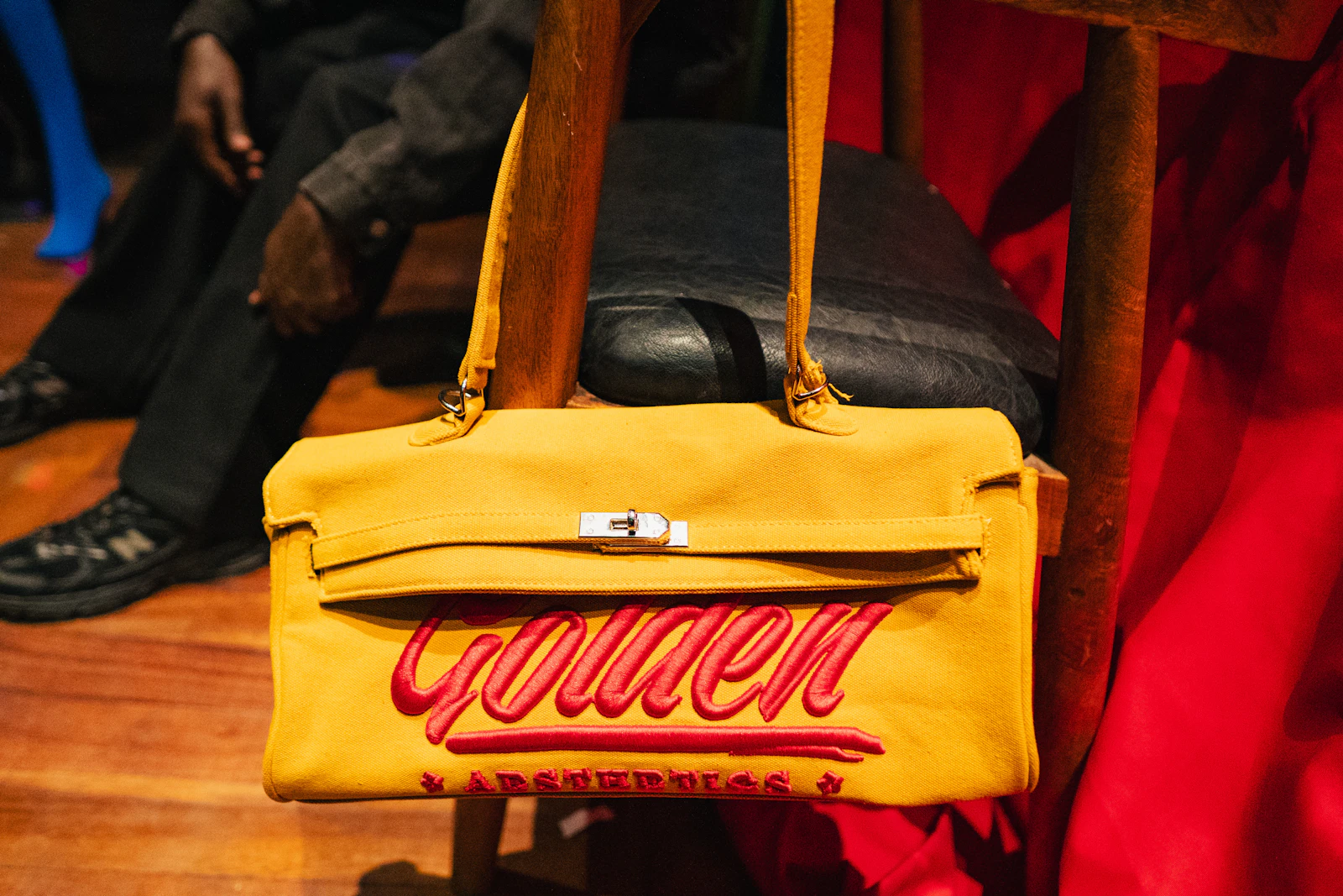 Broche na lapela do blazer: o detalhe que vira assinatura pessoal