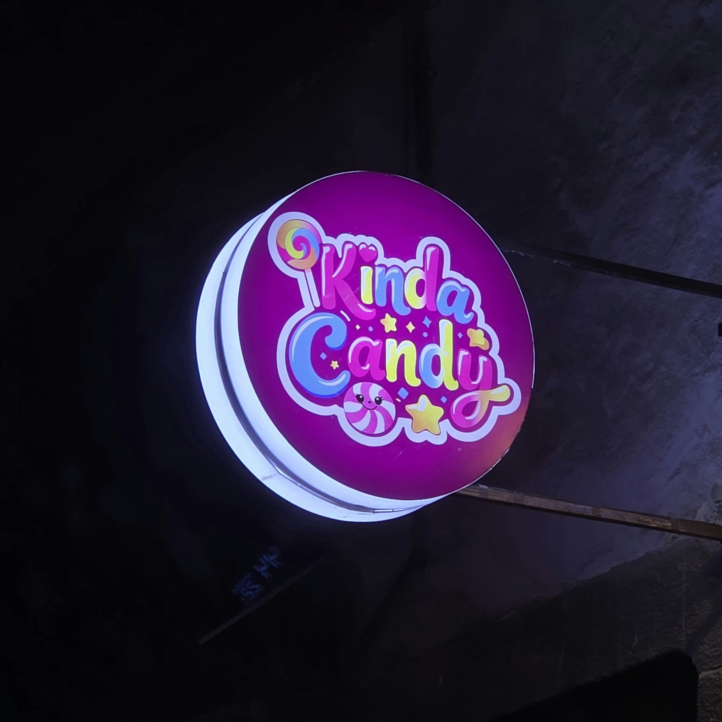 Uma placa circular e brilhante para meio que doce
