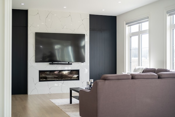 Mur design marbre cheminée TV intégrée LED